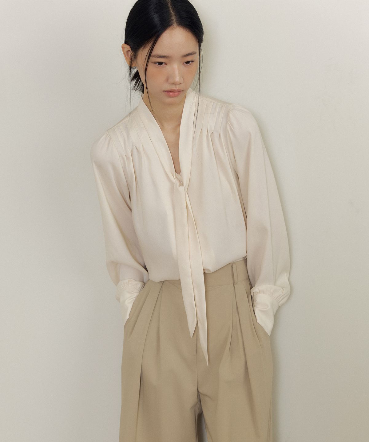 루시르주(LUCIR ZU) Soft Drape Tie-Neck V-Blouse (cream)