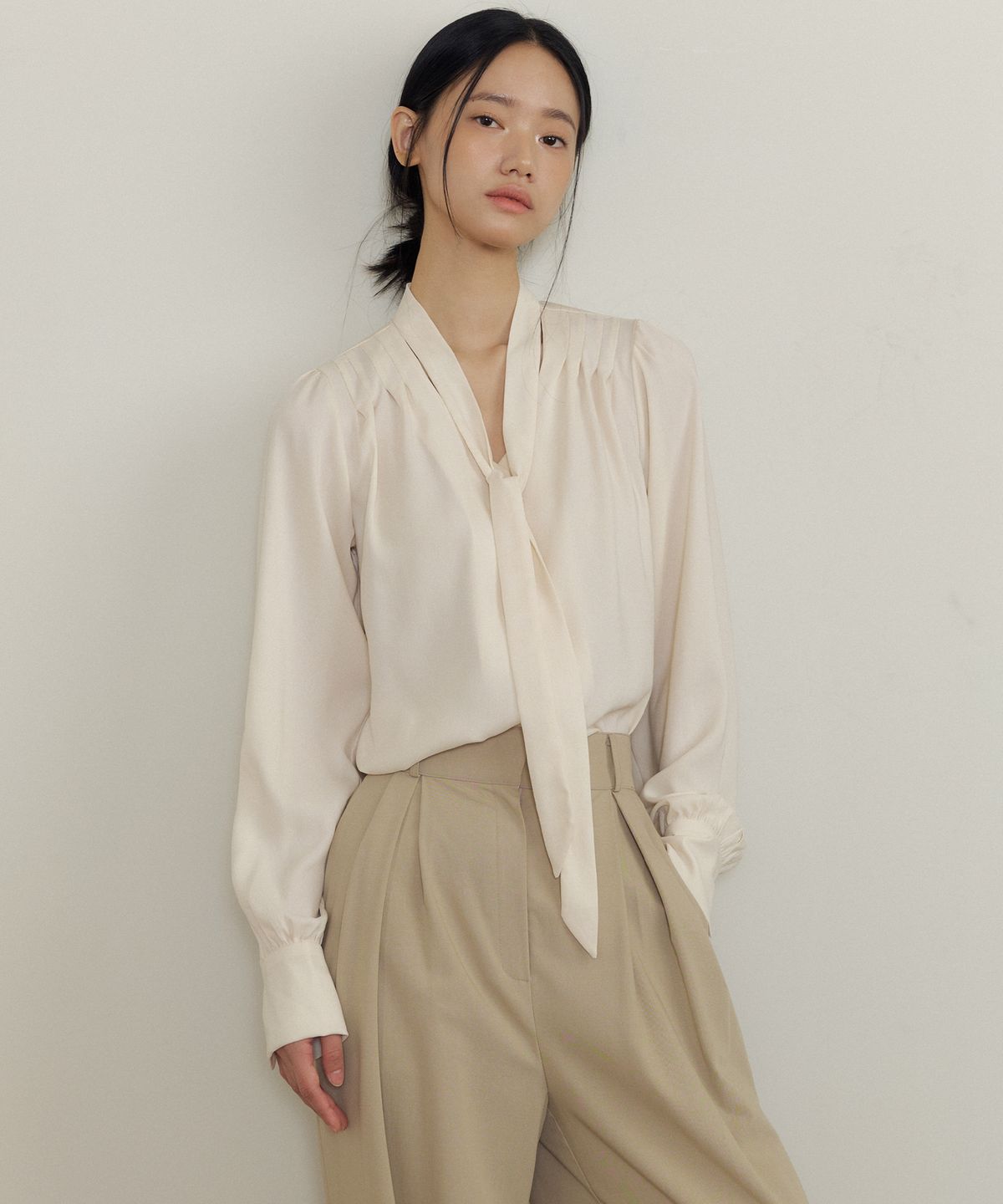 루시르주(LUCIR ZU) Soft Drape Tie-Neck V-Blouse (cream)