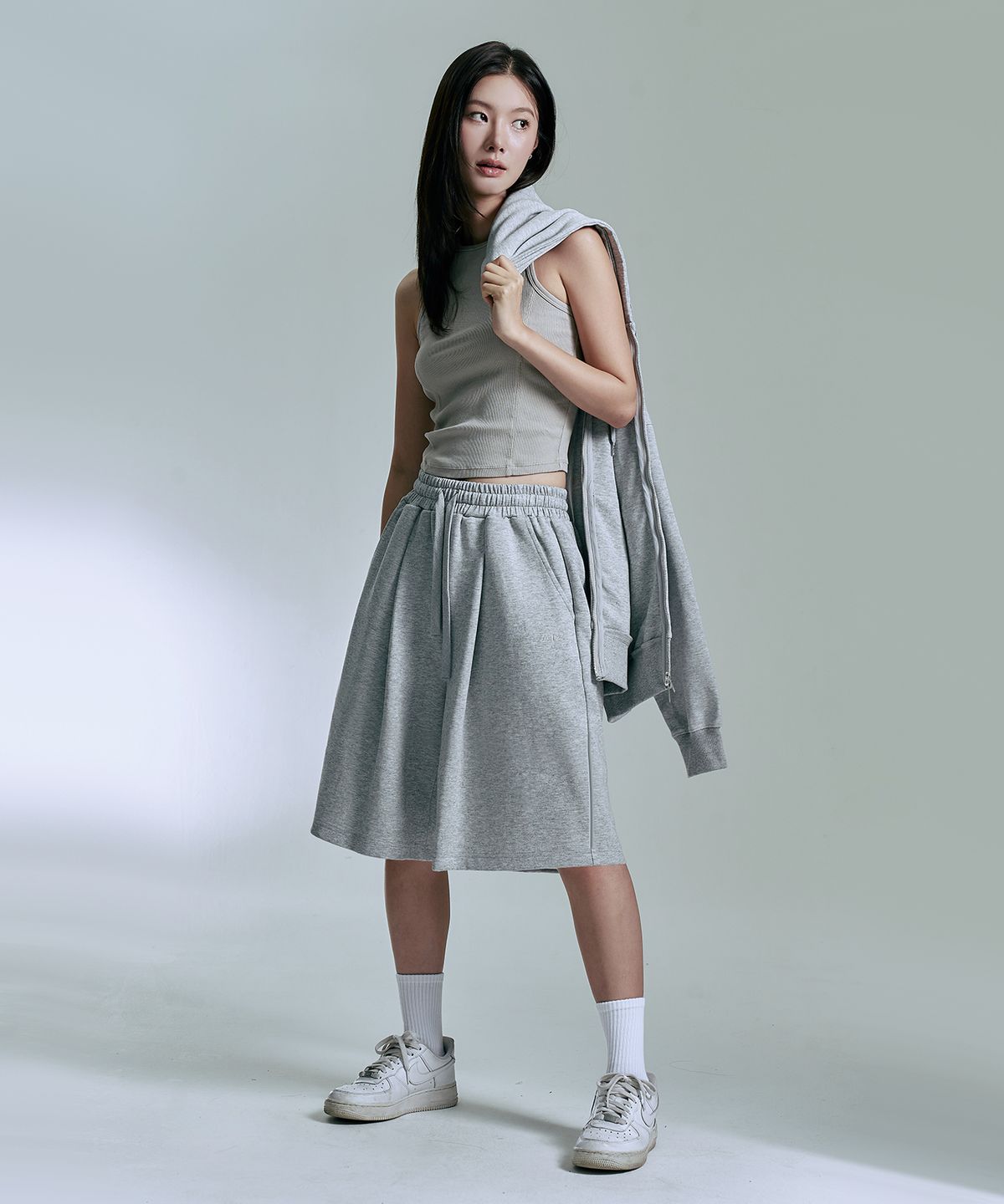 아테즈(ATEZ) 에센셜 원턱 와이드 버뮤다 스웨트 쇼츠 [그레이]