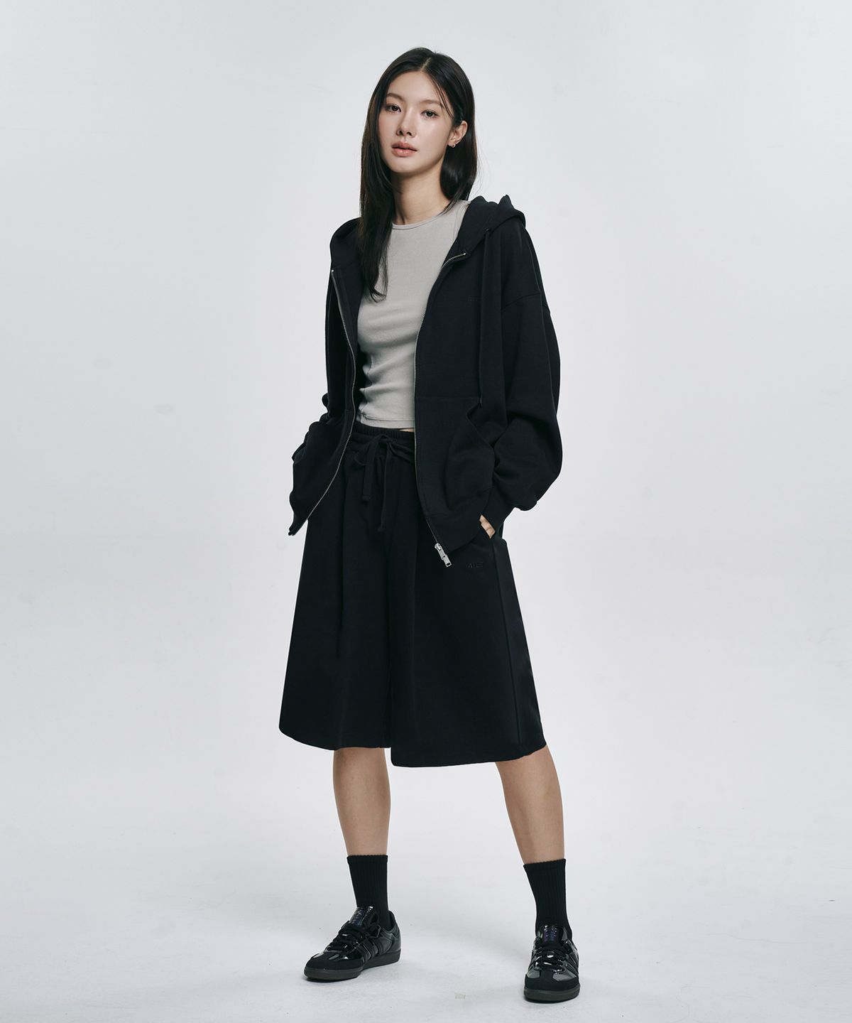 아테즈(ATEZ) 에센셜 원턱 와이드 버뮤다 스웨트 쇼츠 [블랙]