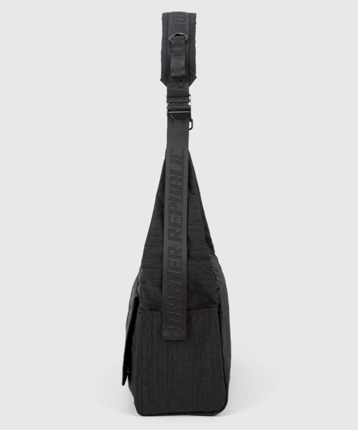 몬스터리퍼블릭(MONSTER REPUBLIC) COME IN MESSENGER BAG / BLACK