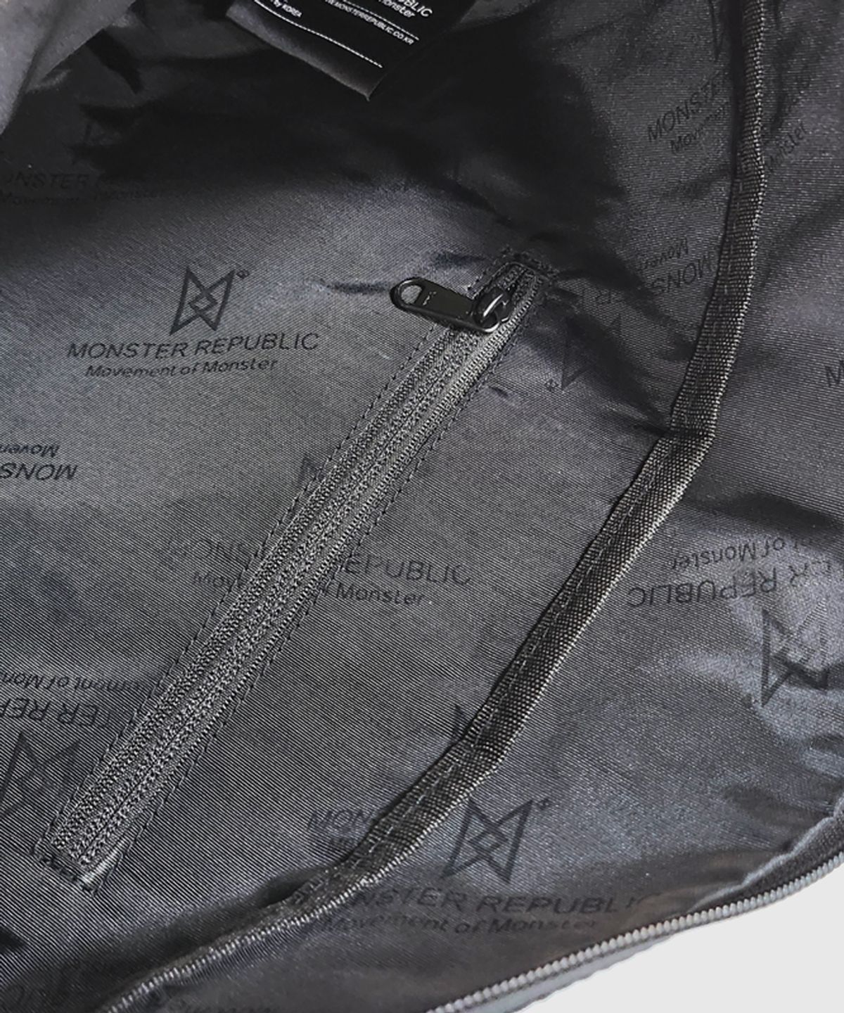 몬스터리퍼블릭(MONSTER REPUBLIC) COME IN MESSENGER BAG / BLACK