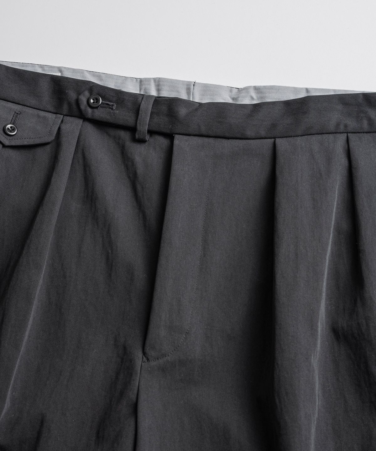 비헤비어(BEHEAVYER) C/N DOUBLE PLEATS EASY TROUSER washed black