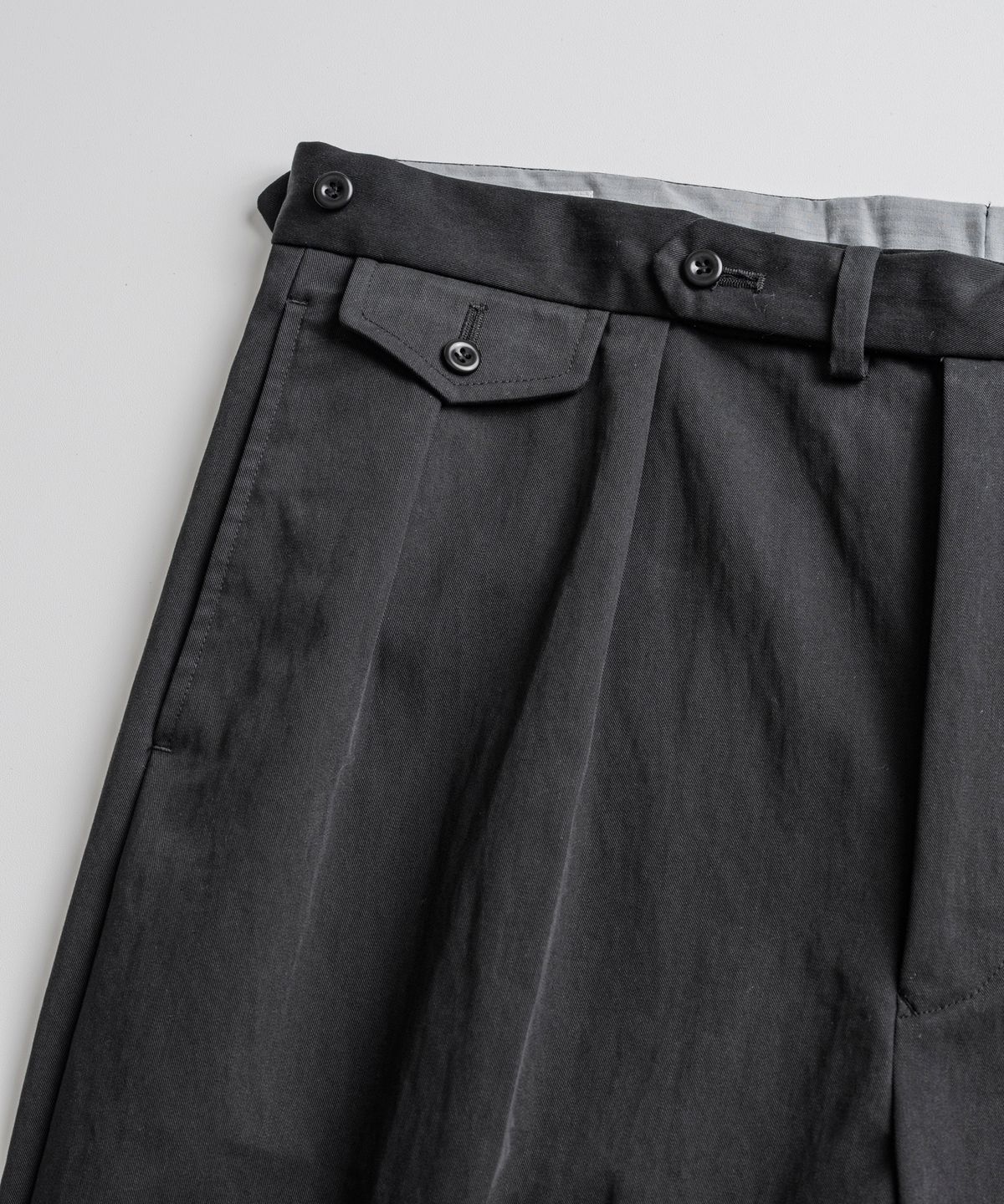 비헤비어(BEHEAVYER) C/N DOUBLE PLEATS EASY TROUSER washed black