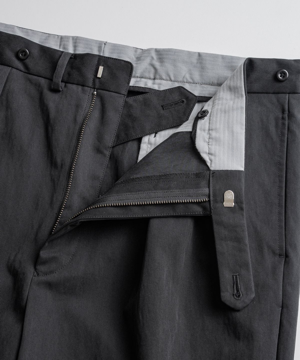비헤비어(BEHEAVYER) C/N DOUBLE PLEATS EASY TROUSER washed black