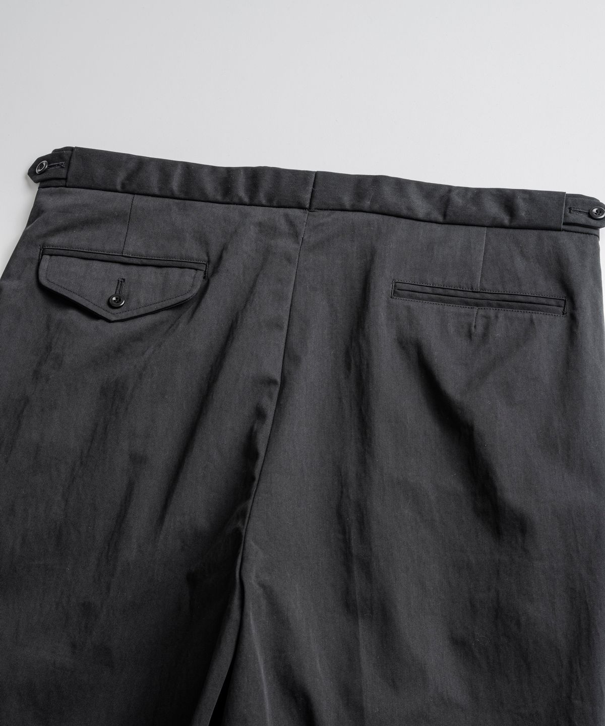 비헤비어(BEHEAVYER) C/N DOUBLE PLEATS EASY TROUSER washed black