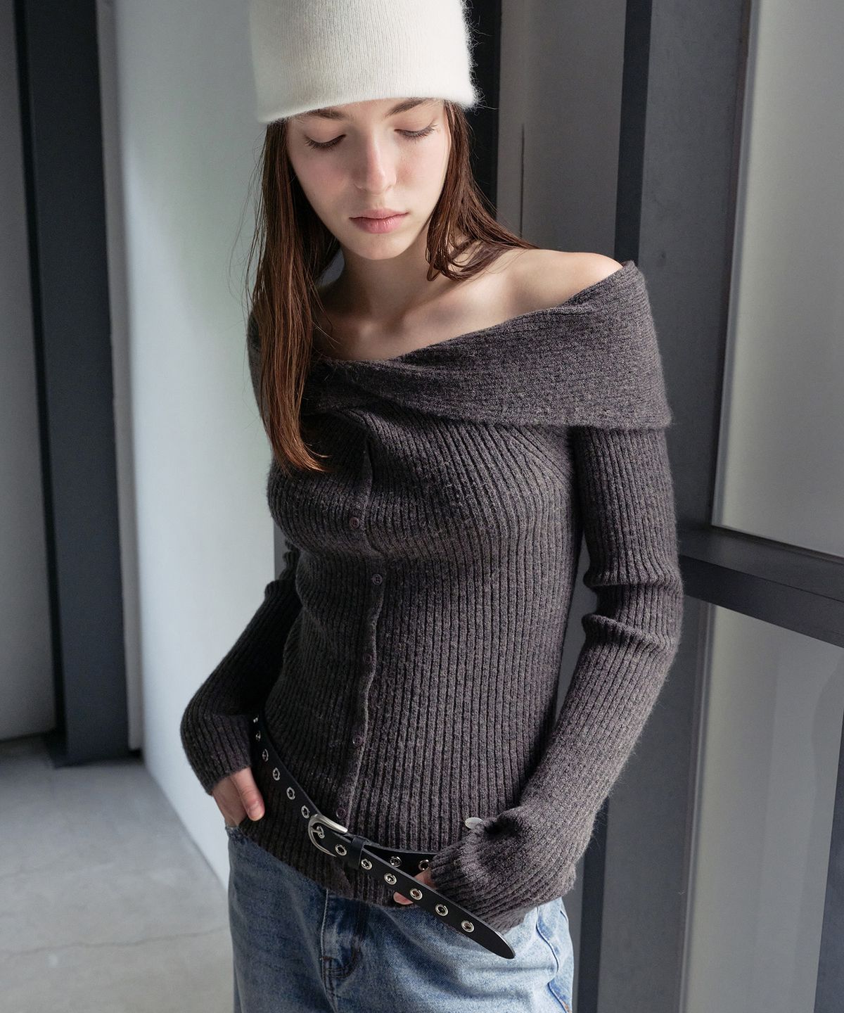 로라로라(ROLAROLA) WOOL BLENDED TWIST BUTTON OFF SHOULDER KNIT CHARCOAL