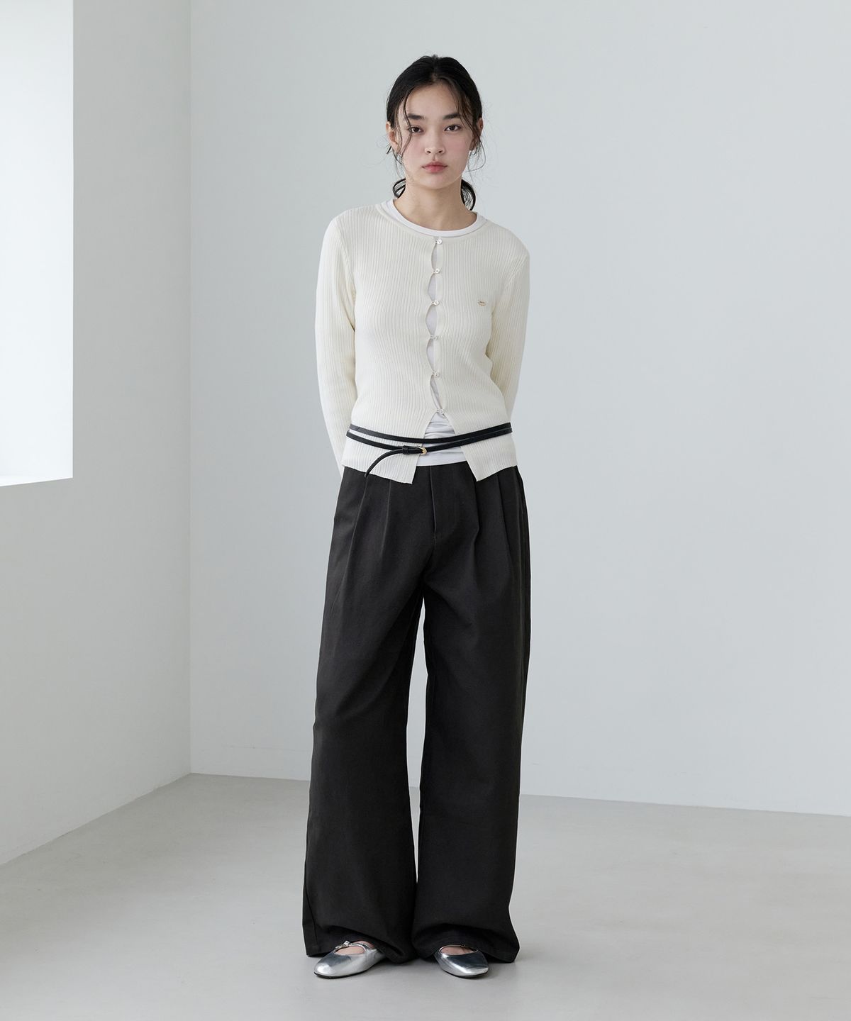 로라로라(ROLAROLA) PINTUCK WIDE BALLOON PANTS DEEP GRAY
