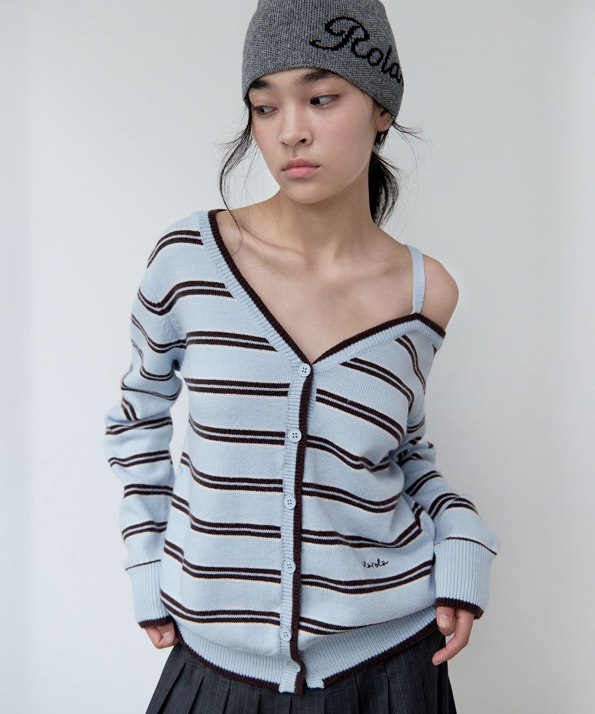 로라로라(ROLAROLA) ONE OFF SHOULDER STRIPE WOOL BLENDED CARDIGAN BLUE
