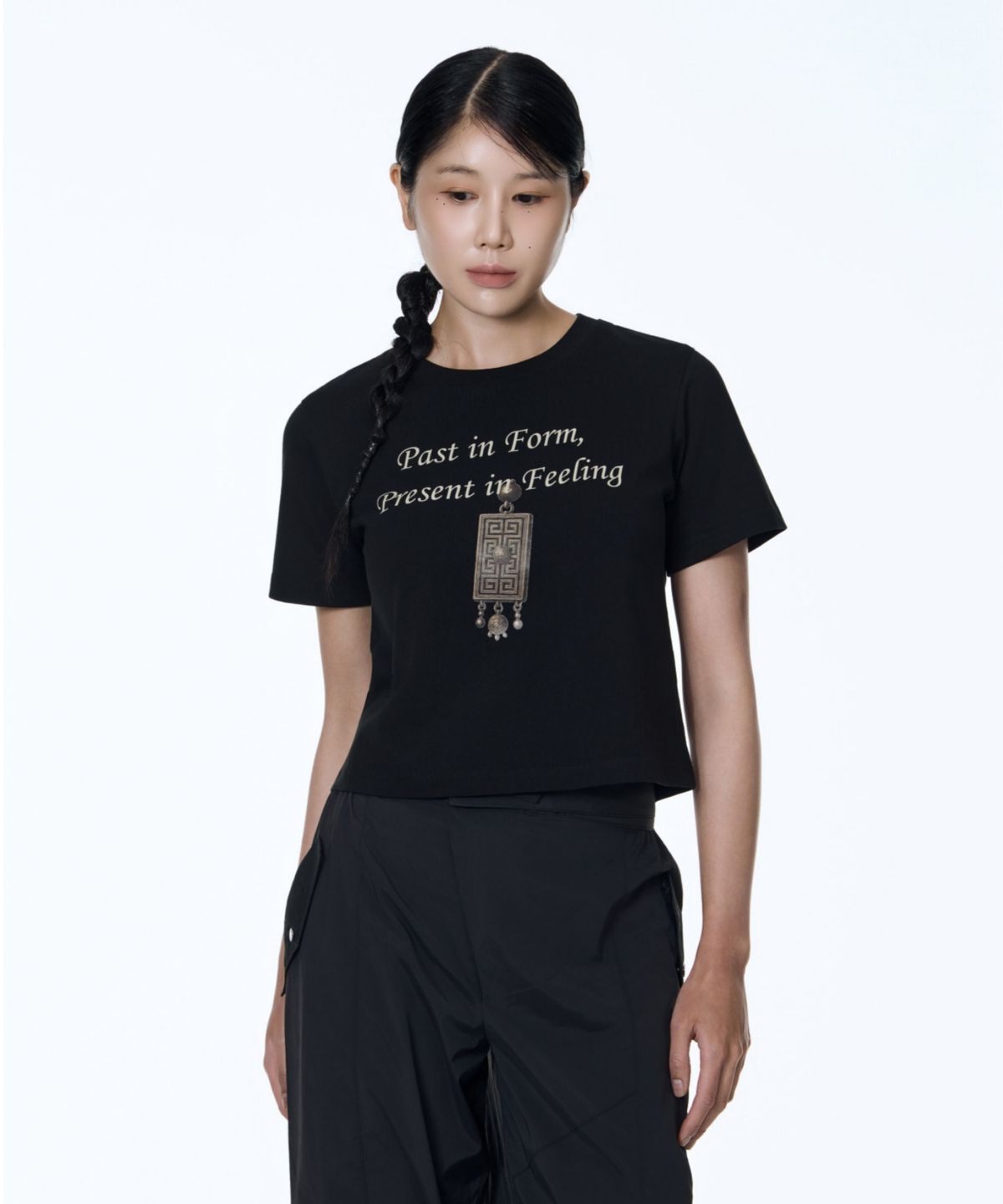 칠 하나 투 구육(71TO96) Blessing Knot Crop T-shirt (Black)