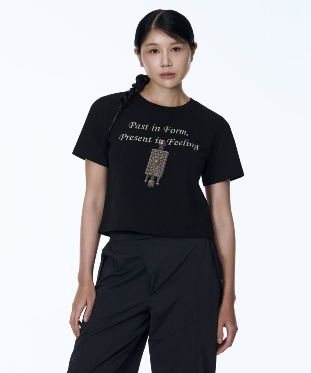 칠 하나 투 구육(71TO96) Blessing Knot Crop T-shirt (Black)