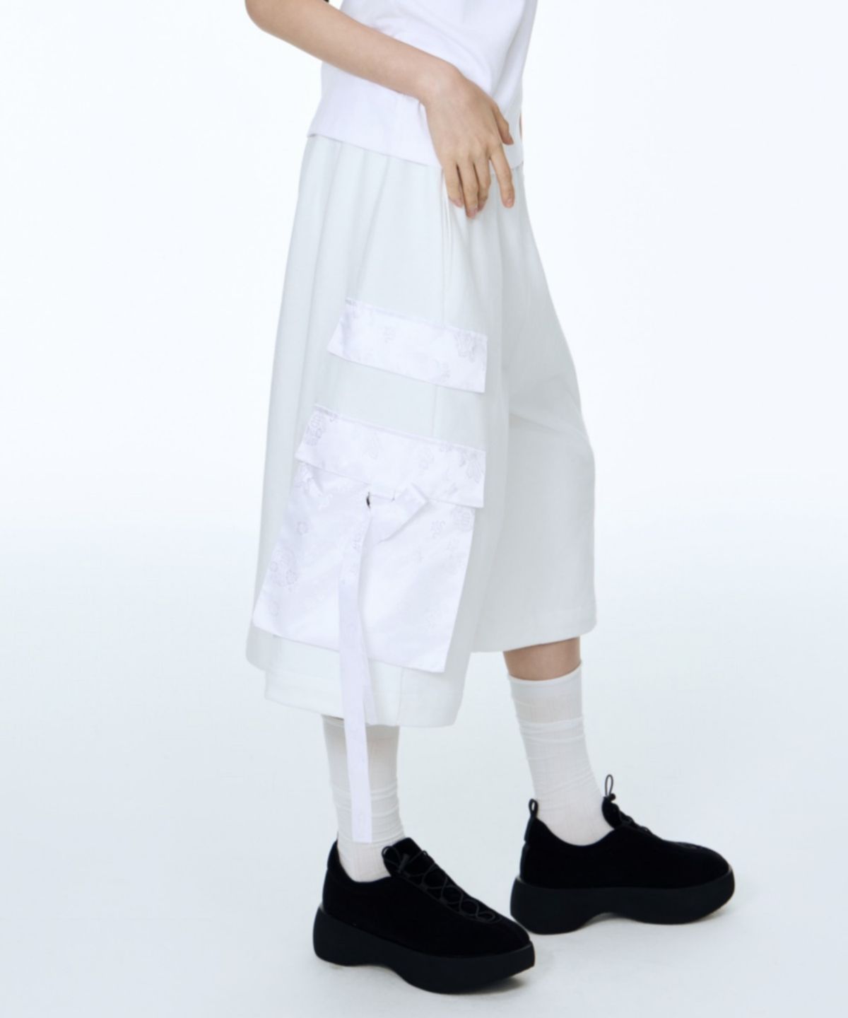 칠 하나 투 구육(71TO96) Hanbok Fabric Cargo Bermuda Pants (White)
