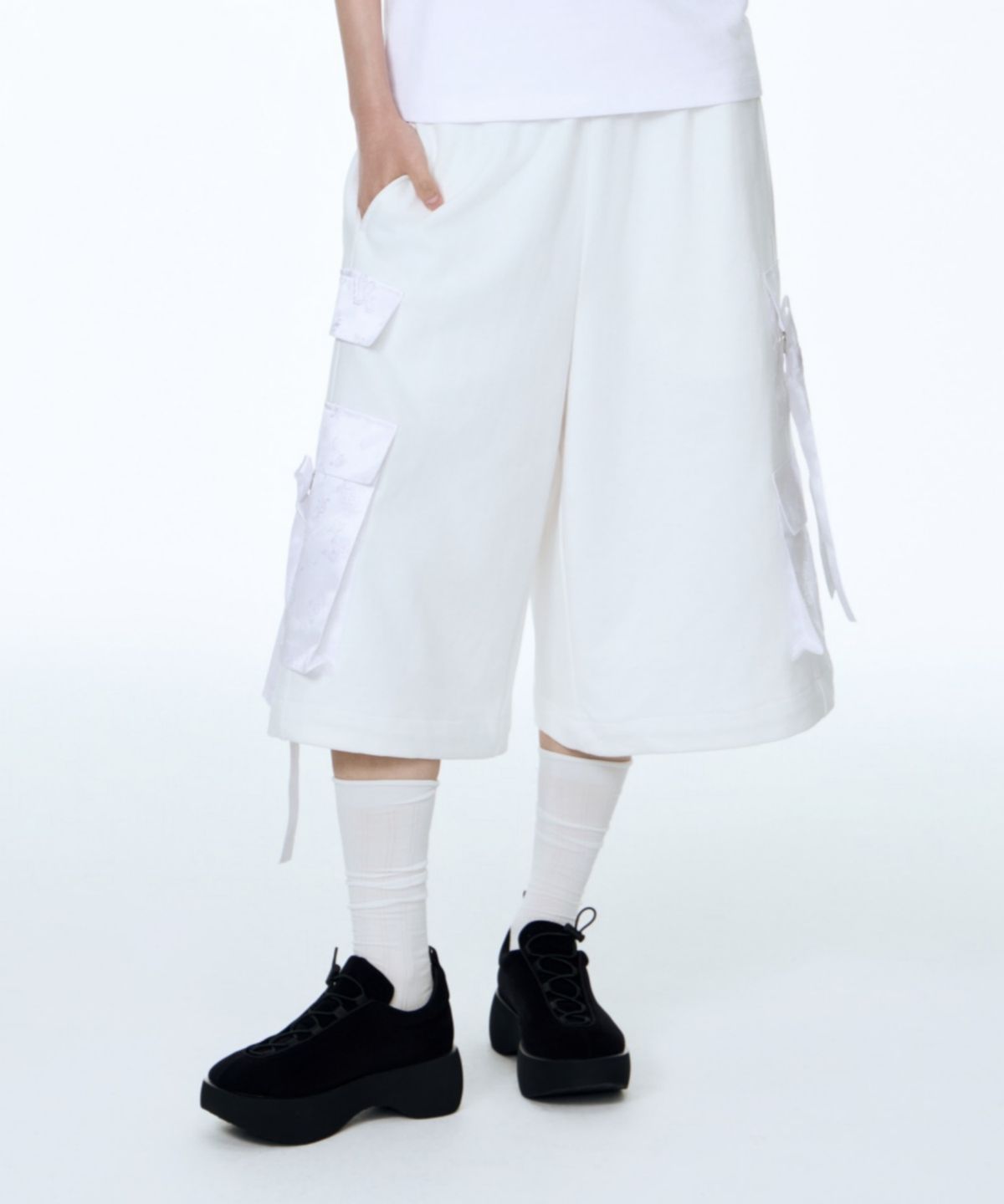 칠 하나 투 구육(71TO96) Hanbok Fabric Cargo Bermuda Pants (White)