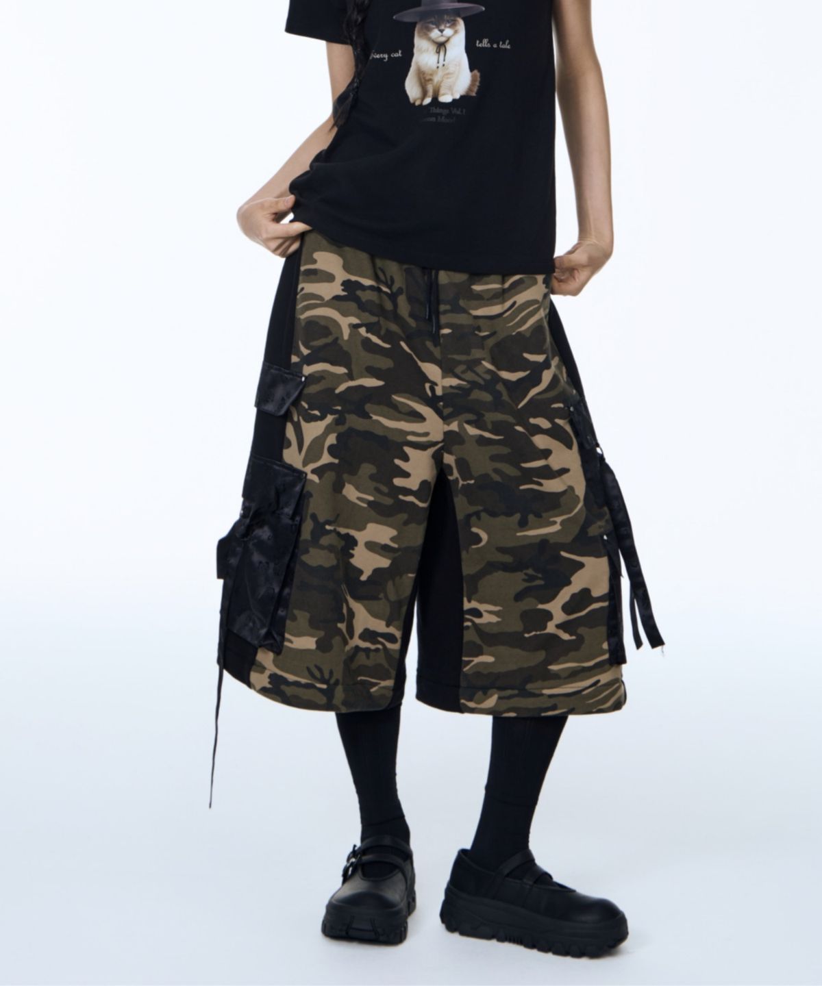 칠 하나 투 구육(71TO96) Hanbok Fabric Cargo Bermuda Pants (Beige Camo)