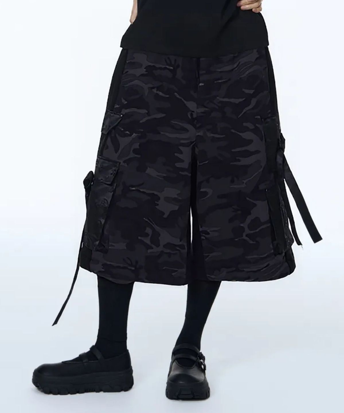 칠 하나 투 구육(71TO96) Hanbok Fabric Cargo Bermuda Pants (Charcoal Camo)