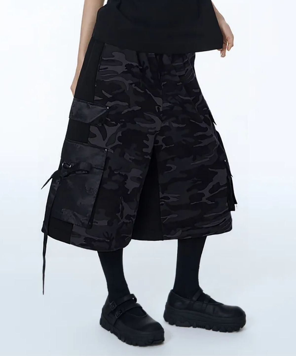 칠 하나 투 구육(71TO96) Hanbok Fabric Cargo Bermuda Pants (Charcoal Camo)
