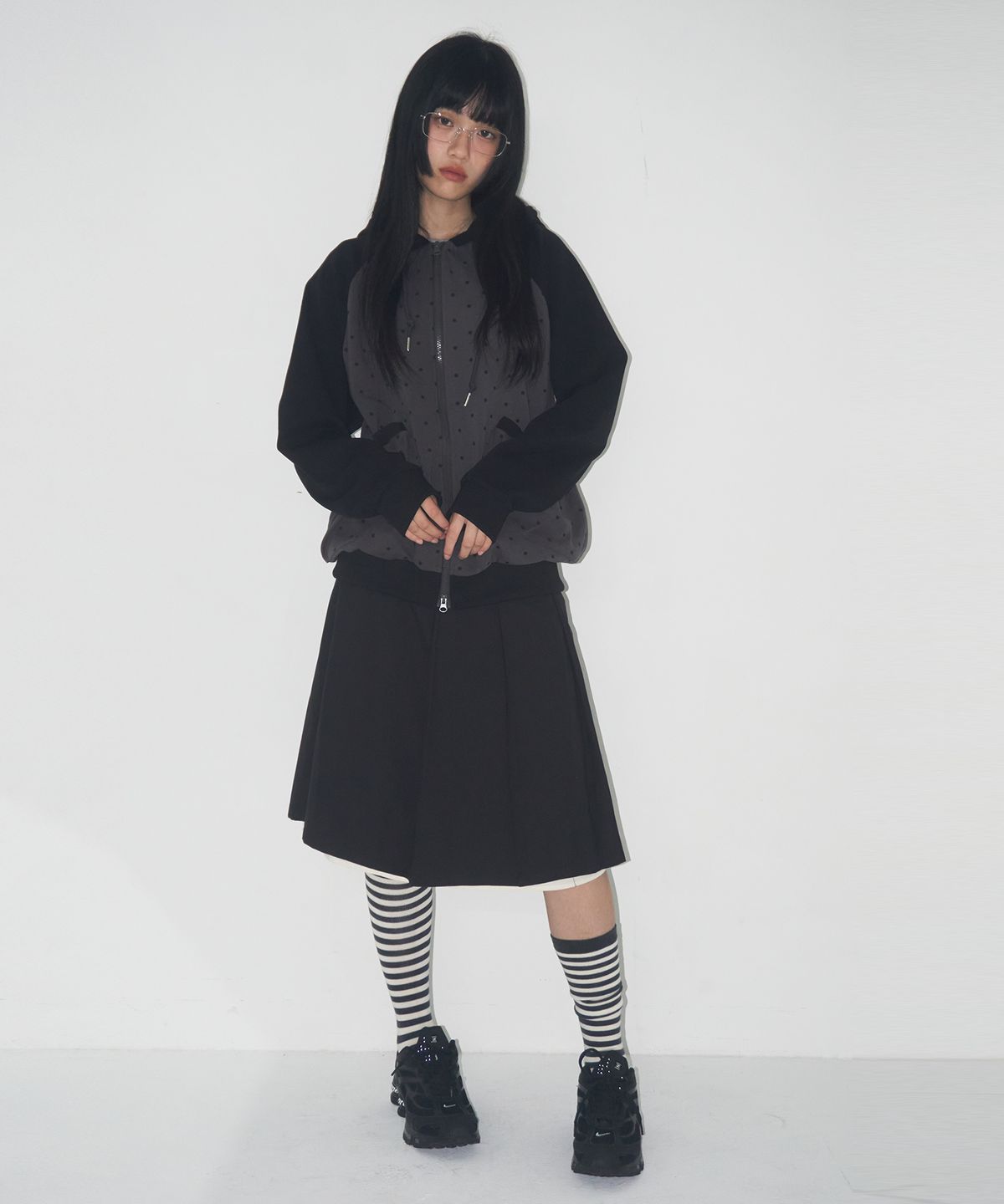 썸플레이스(SOME PLACE) 도트 패턴 심볼 로고 나그랑 배색 후드집업 [차콜]