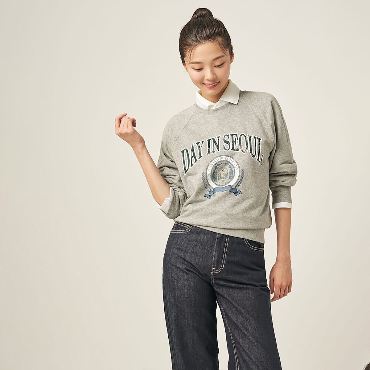 빈폴 레이디스(BEANPOLE LADIES) 면 혼방 빈티지 그래픽 스웨트 셔츠  그레이 (BF5841C023)