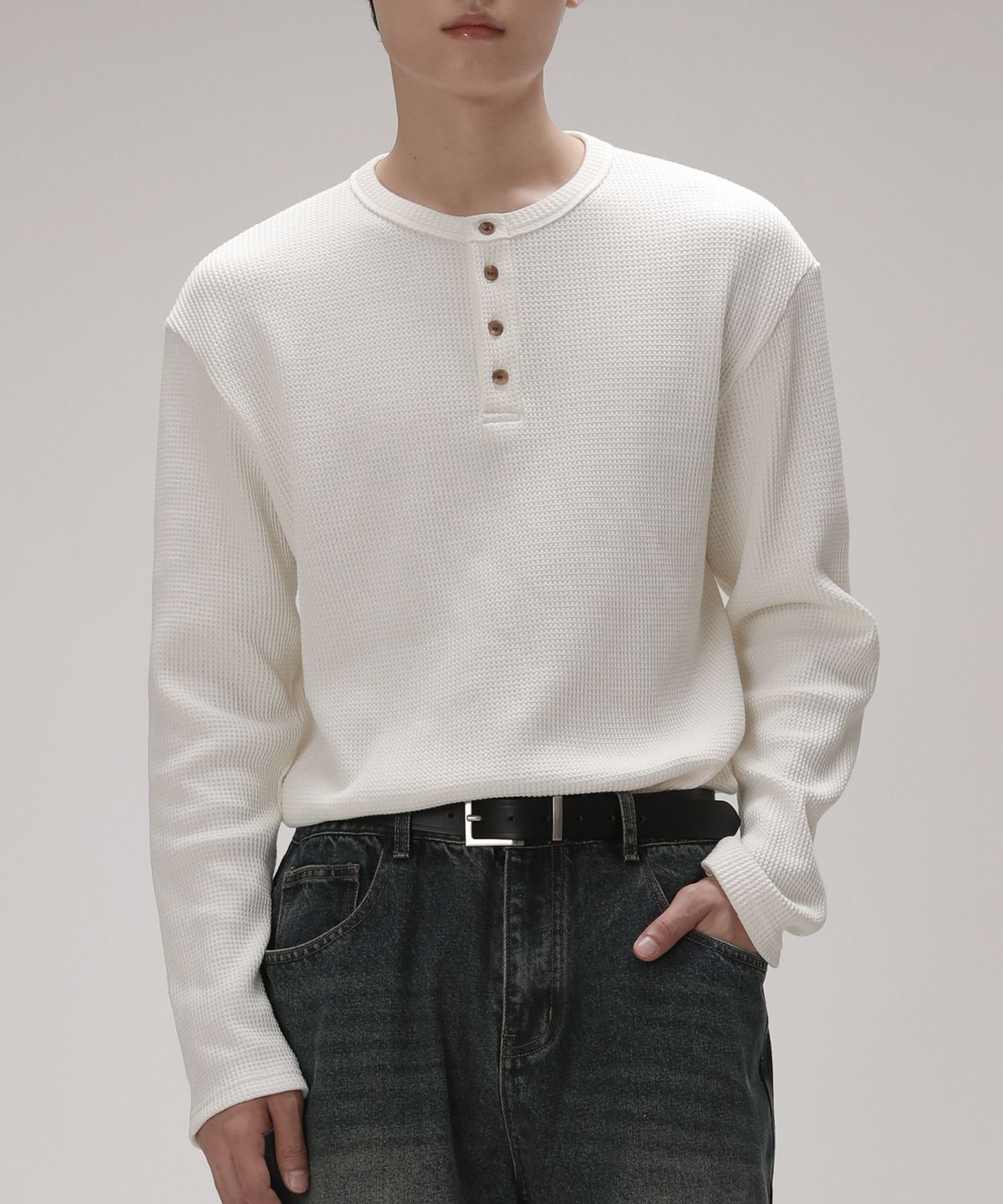 디벨로브(DEVELOVE) 베이직 헨리넥 와플 롱슬리브_아이보리