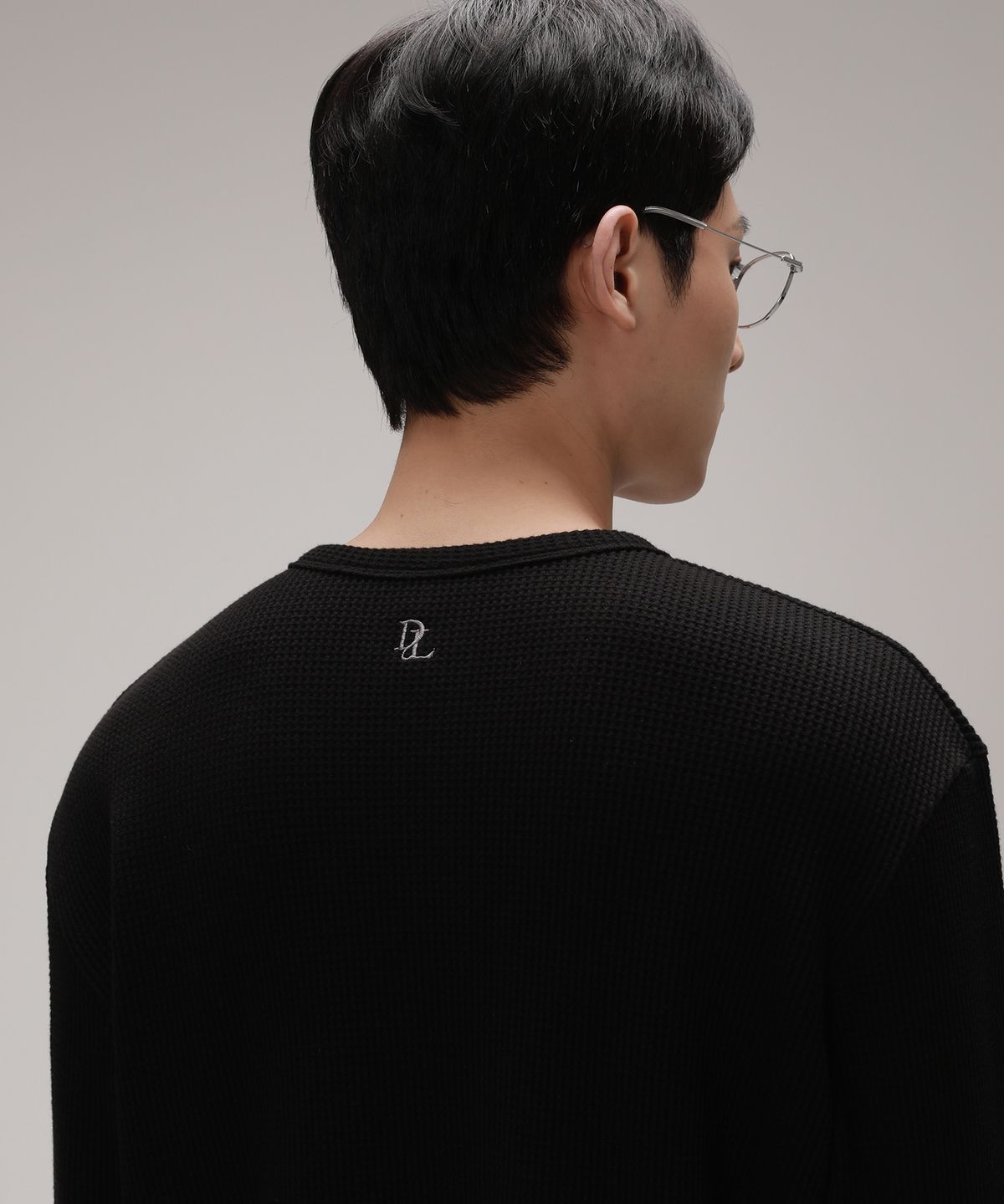 디벨로브(DEVELOVE) 베이직 헨리넥 와플 롱슬리브_블랙