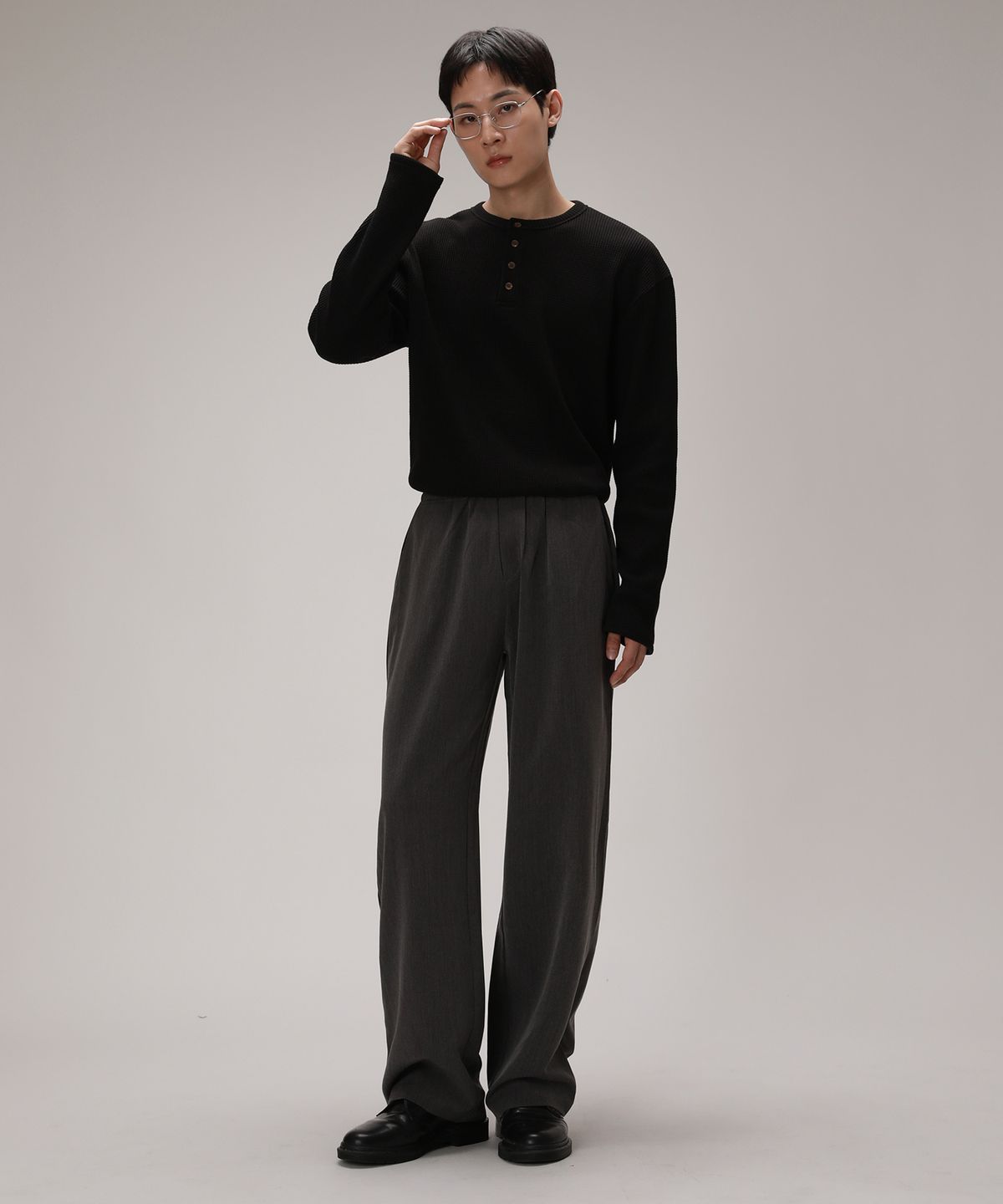 디벨로브(DEVELOVE) 베이직 헨리넥 와플 롱슬리브_블랙