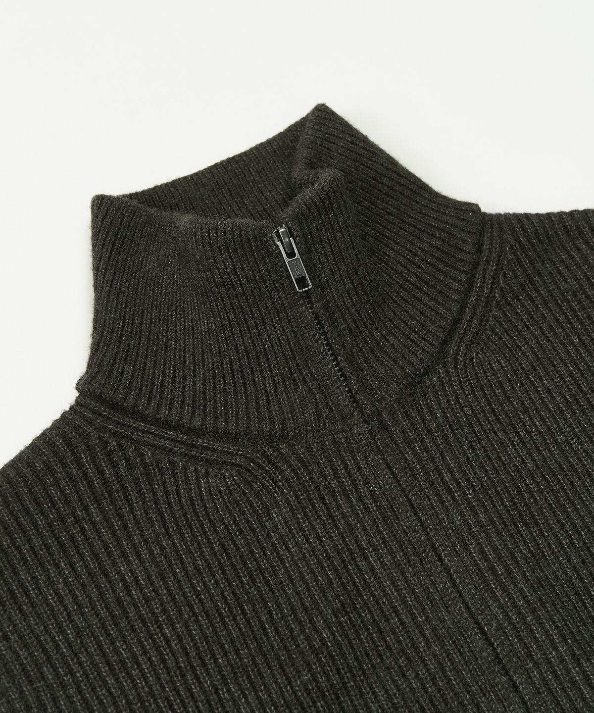 엑스컨테이너(EXCONTAINER) 미니멀 하이넥 니트 집업 (KHAKI GREEN)