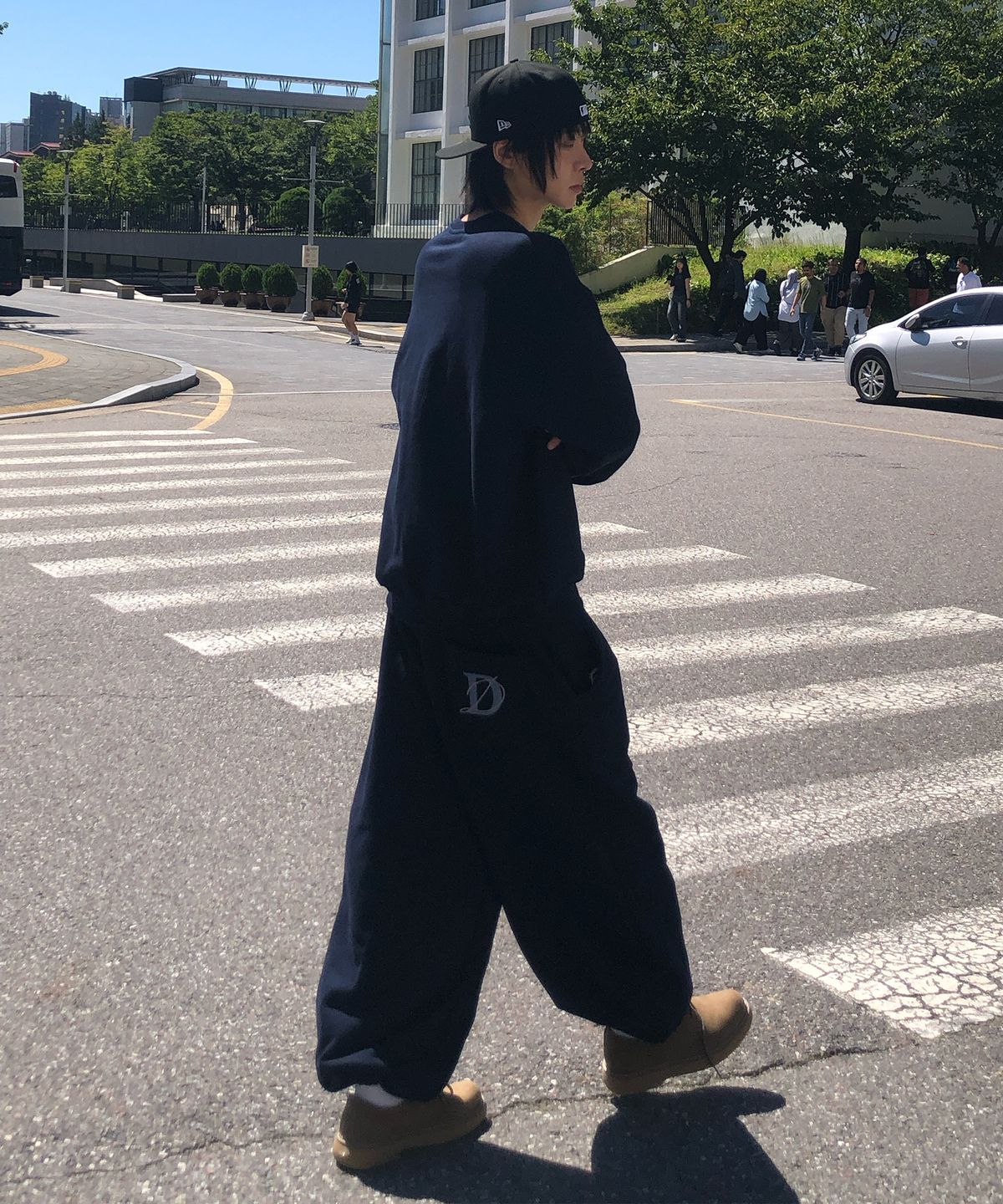 디벨로브(DEVELOVE) 엔티크 레터링 자수 맨투맨_네이비
