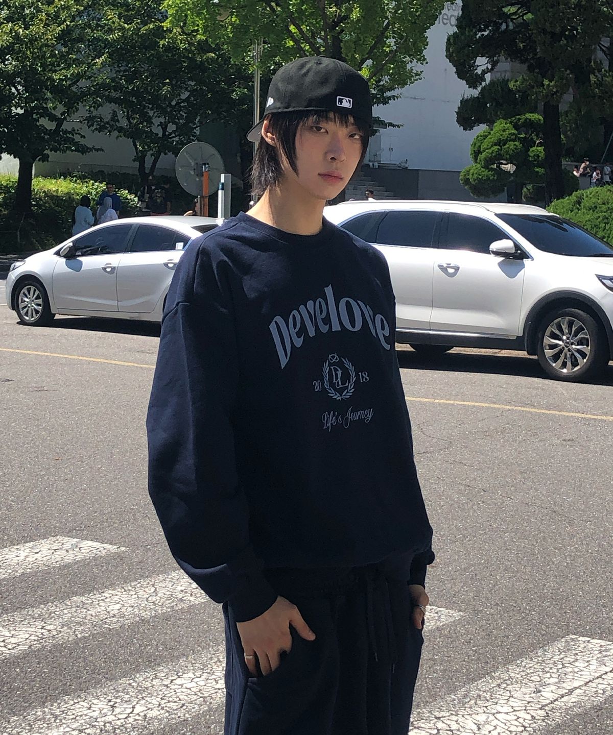 디벨로브(DEVELOVE) 엔티크 레터링 자수 맨투맨_네이비