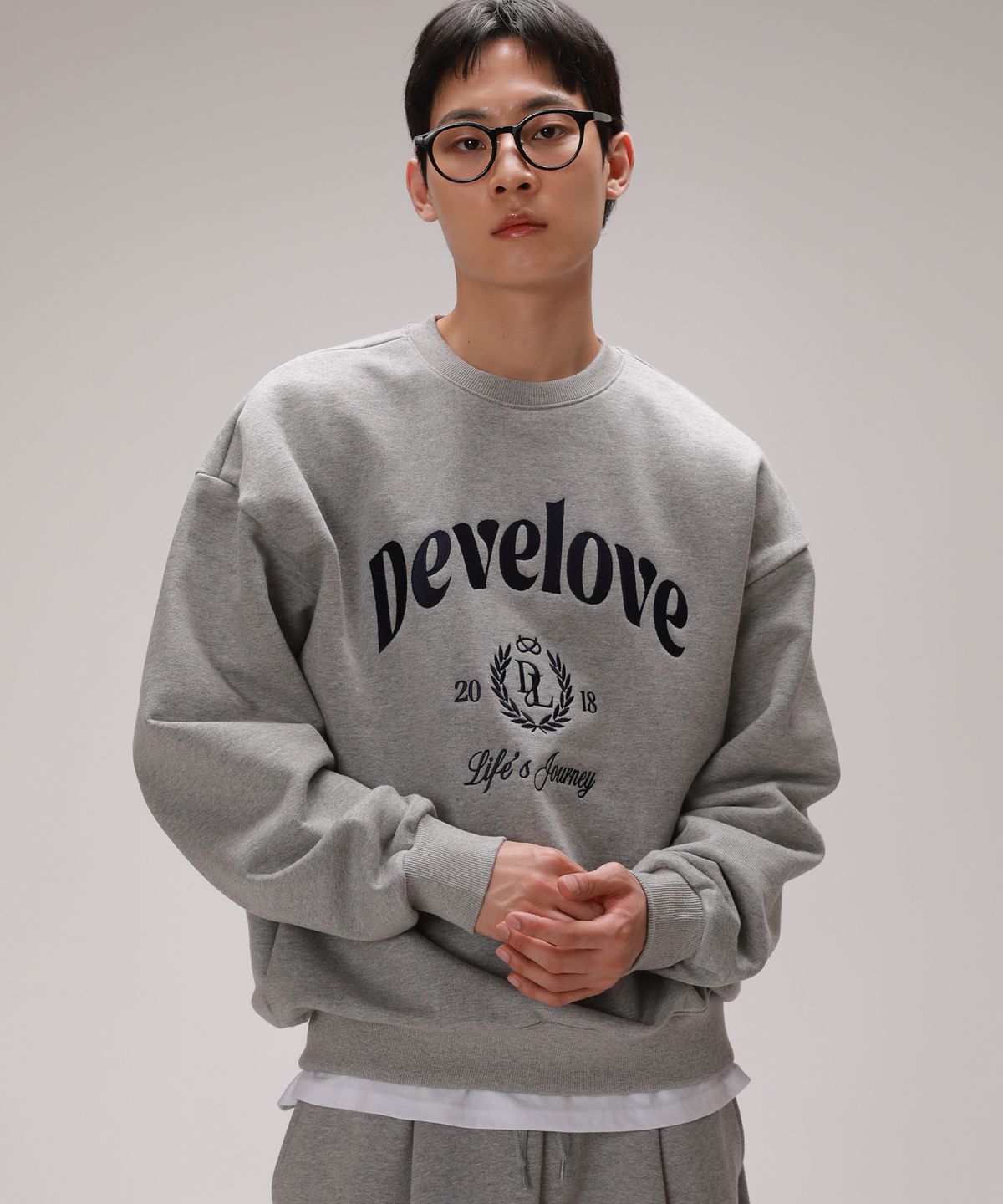 디벨로브(DEVELOVE) 엔티크 레터링 자수 맨투맨_그레이