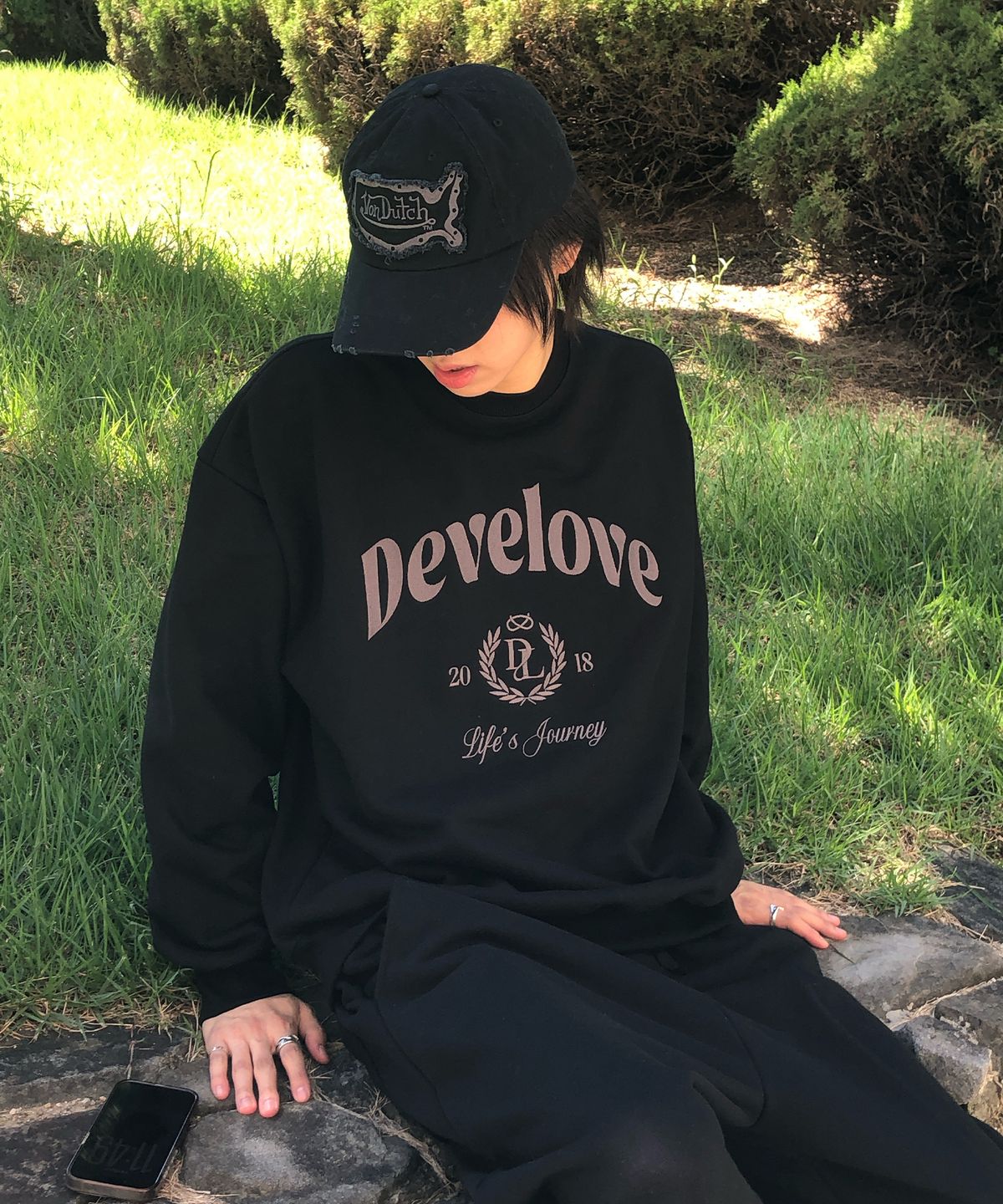 디벨로브(DEVELOVE) 엔티크 레터링 자수 맨투맨_블랙