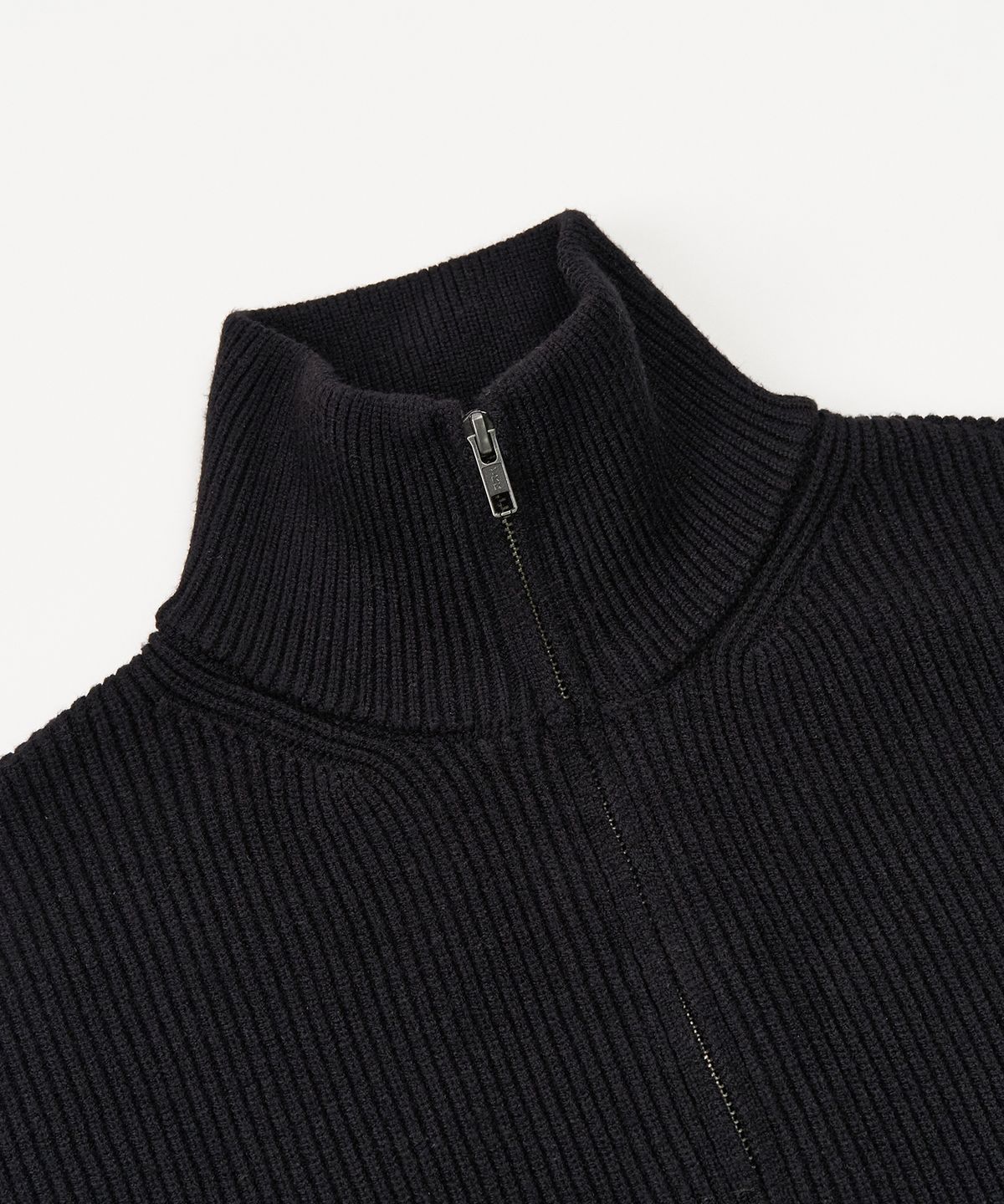 엑스컨테이너(EXCONTAINER) 미니멀 하이넥 니트 집업 (BLACK)