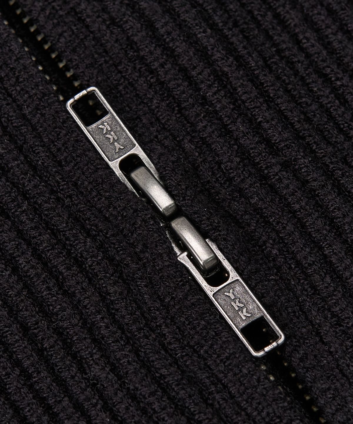 엑스컨테이너(EXCONTAINER) 미니멀 하이넥 니트 집업 (BLACK)