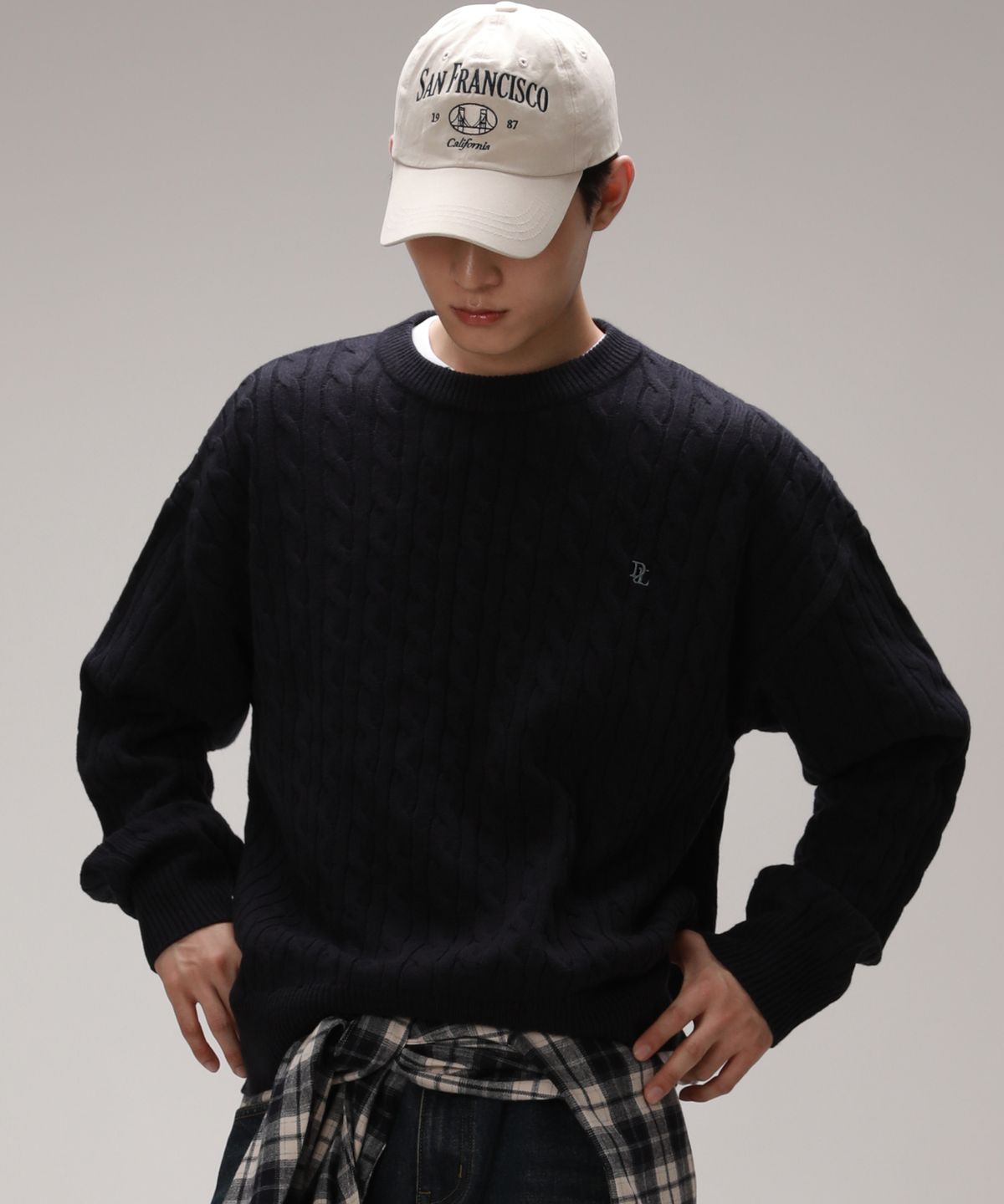 디벨로브(DEVELOVE) 소프트 라운드 오버핏 케이블 니트_네이비