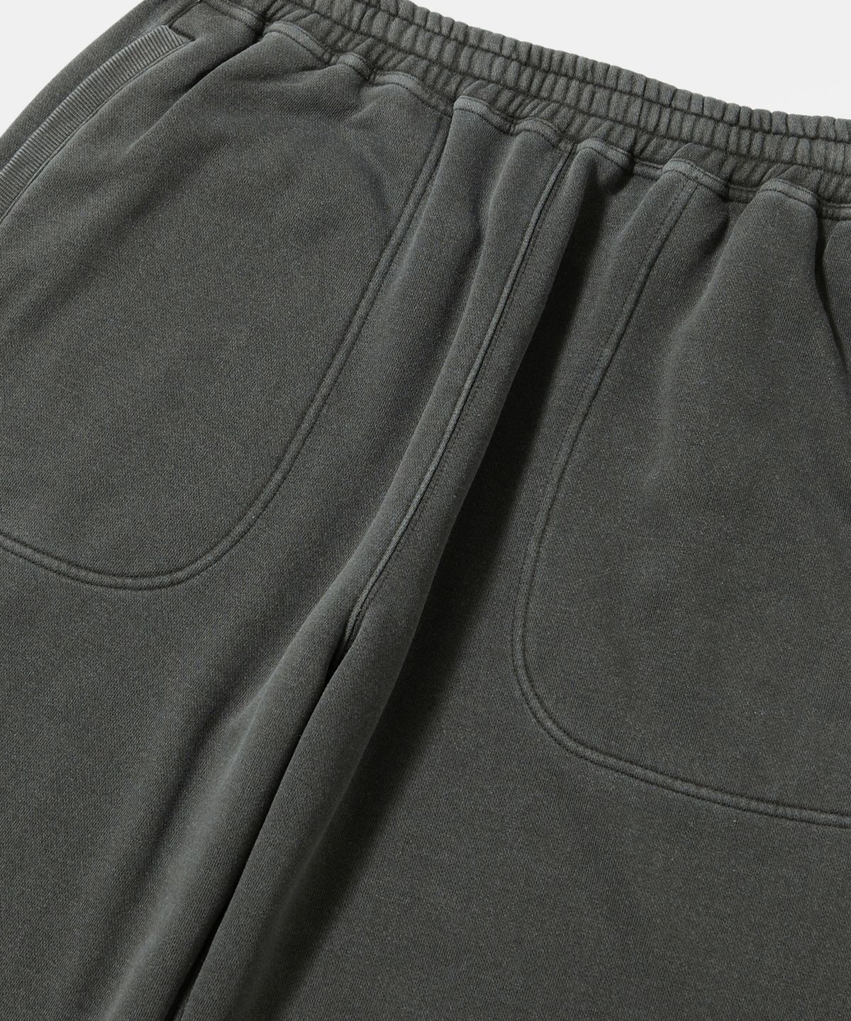 컬럼비아 유니버시티(COLUMBIA UNIVERSITY) NY STREET TAIL LOOSE-FIT DYEING FLEECE SWEATPANTS_CHARCOAL