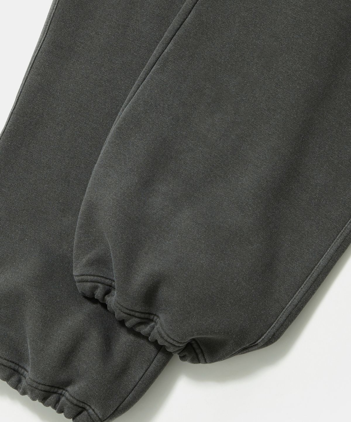컬럼비아 유니버시티(COLUMBIA UNIVERSITY) NY STREET TAIL LOOSE-FIT DYEING FLEECE SWEATPANTS_CHARCOAL