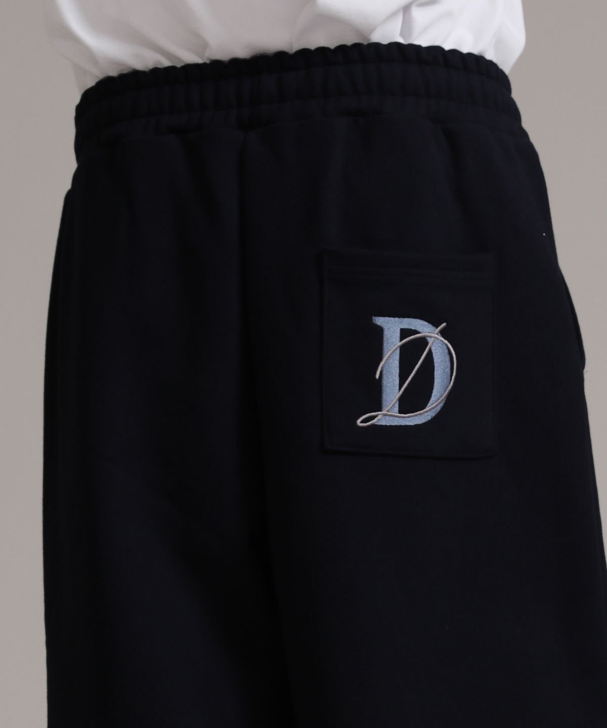 디벨로브(DEVELOVE) 클래식 자수 로고 와이드 조거 팬츠_네이비