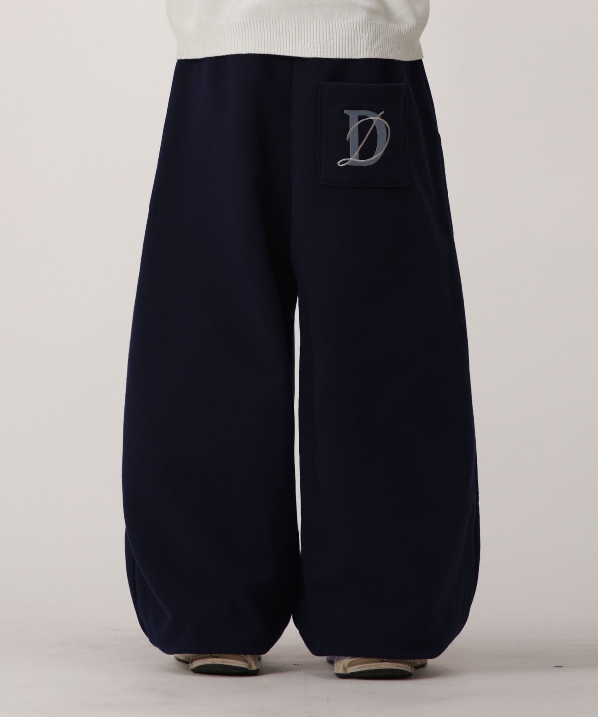디벨로브(DEVELOVE) 클래식 자수 로고 와이드 조거 팬츠_네이비
