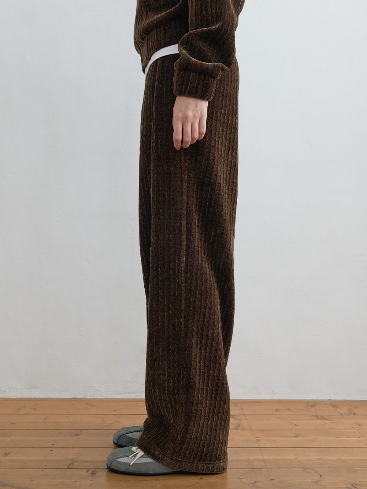 기준(KIJUN) Line Velour Pants Dark Brown