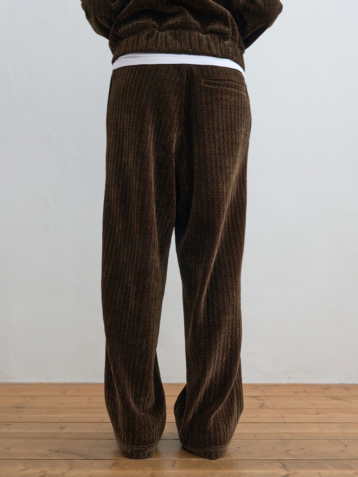 기준(KIJUN) Line Velour Pants Dark Brown