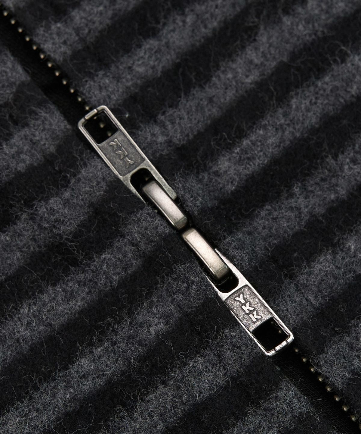 토피(TOFFEE) 스트라이프 플리스 후드 집업 (CHARCOAL/BLACK)