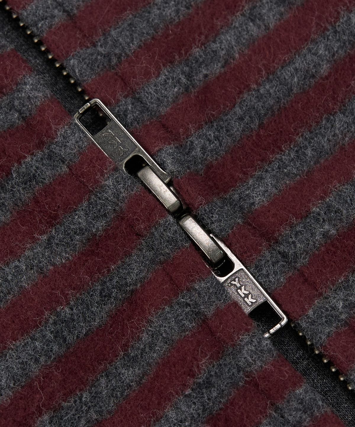 토피(TOFFEE) 스트라이프 플리스 후드 집업 (BURGUNDY/CHARCOAL)