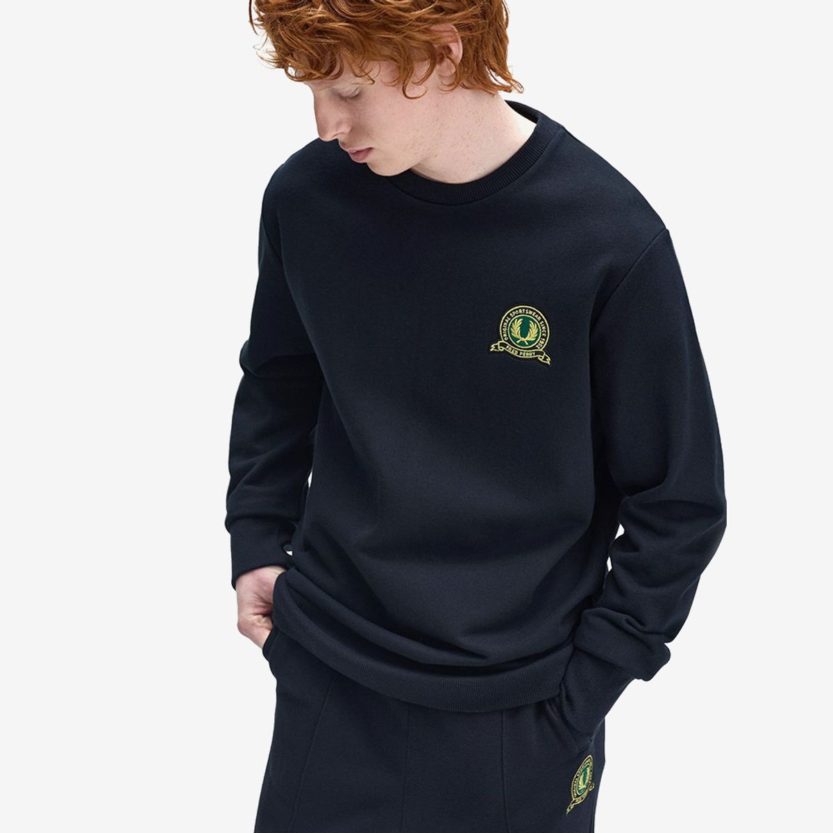 프레드페리(FRED PERRY) [Club House] 테니스 뱃지 스웻셔츠 - 네이비 AFPM2531751-608