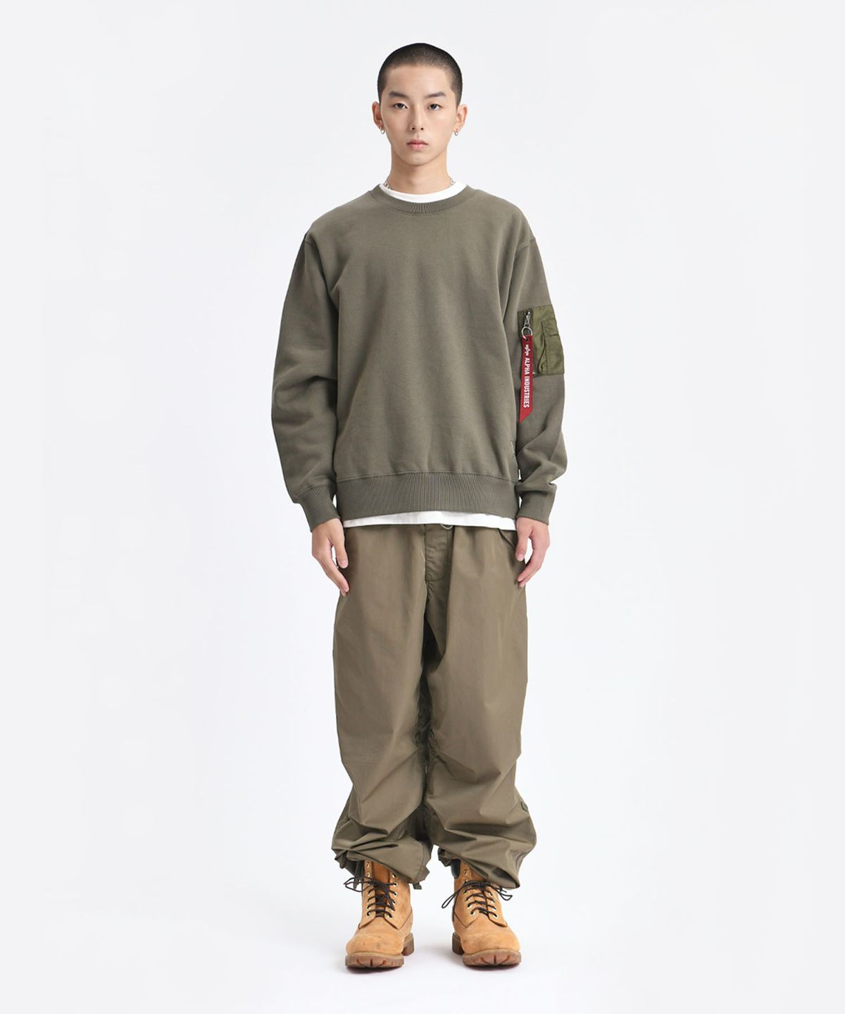 알파 인더스트리(ALPHA INDUSTRIES) 유틸리티 포켓 크루 릴렉스 핏 스웻셔츠 OG-107 그린