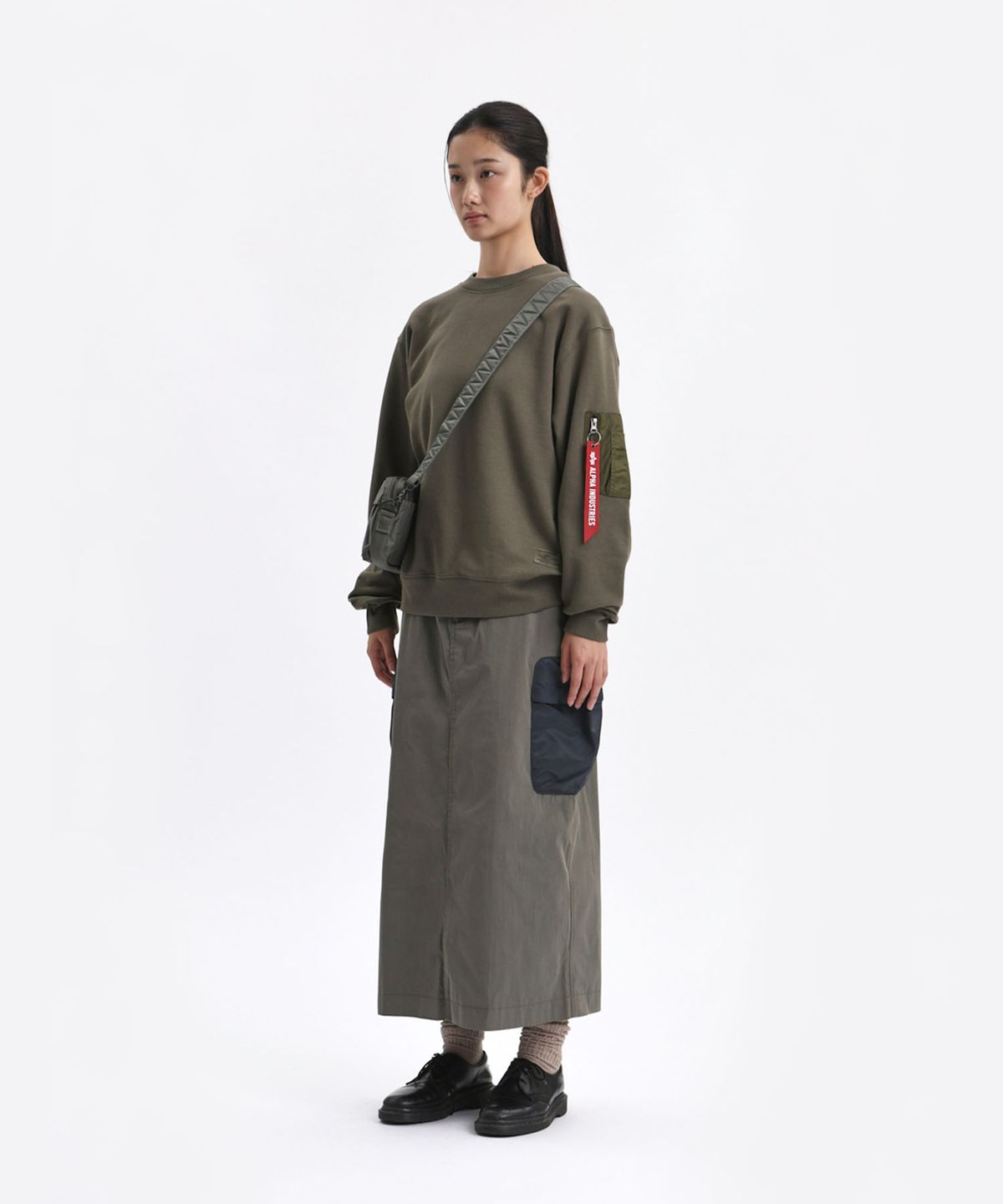 알파 인더스트리(ALPHA INDUSTRIES) 유틸리티 포켓 크루 릴렉스 핏 스웻셔츠 OG-107 그린