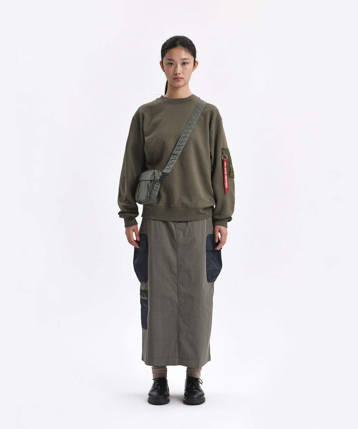 알파 인더스트리(ALPHA INDUSTRIES) 유틸리티 포켓 크루 릴렉스 핏 스웻셔츠 OG-107 그린