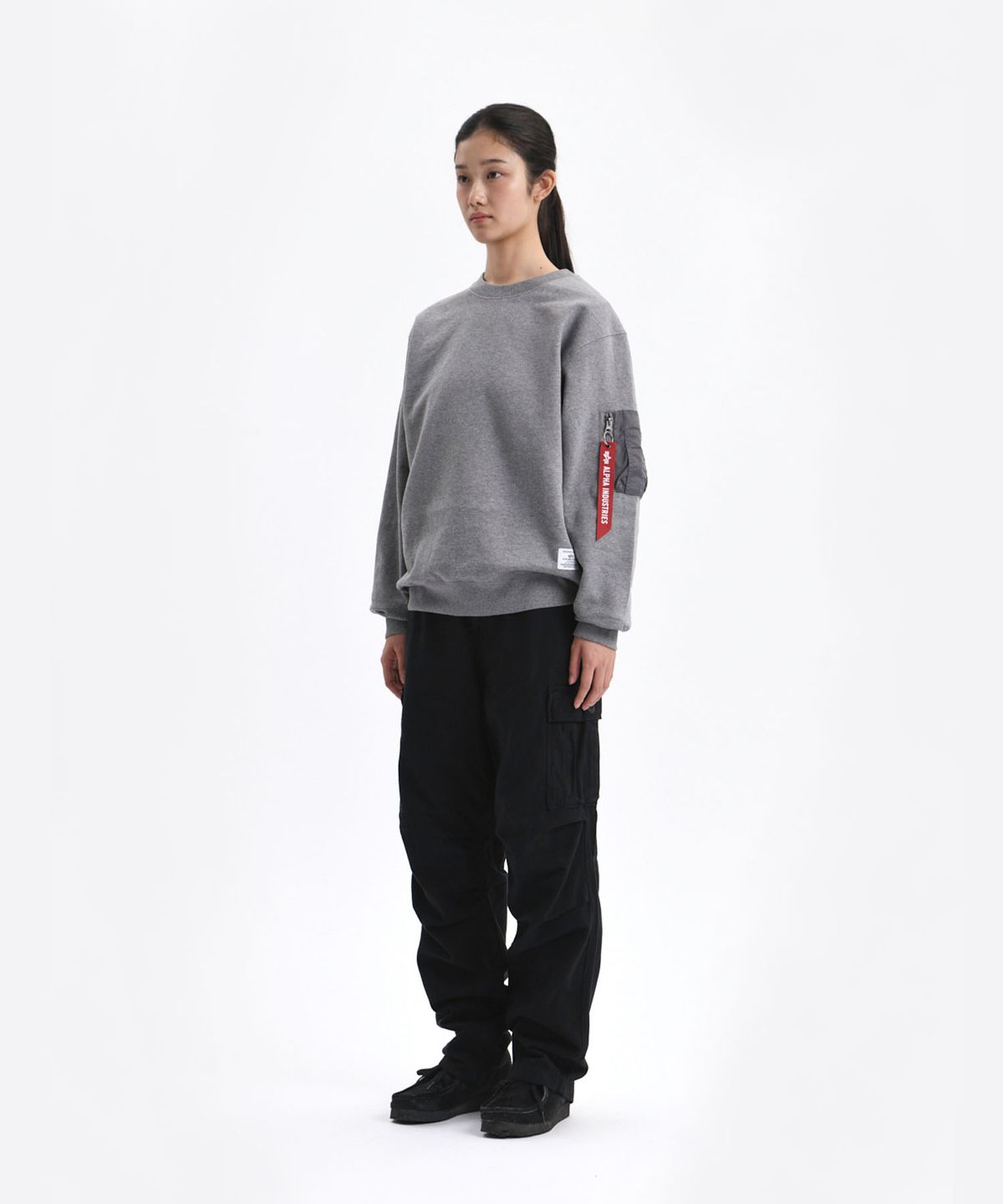 알파 인더스트리(ALPHA INDUSTRIES) 유틸리티 포켓 크루 릴렉스 핏 스웻셔츠 미디엄 차콜 헤더