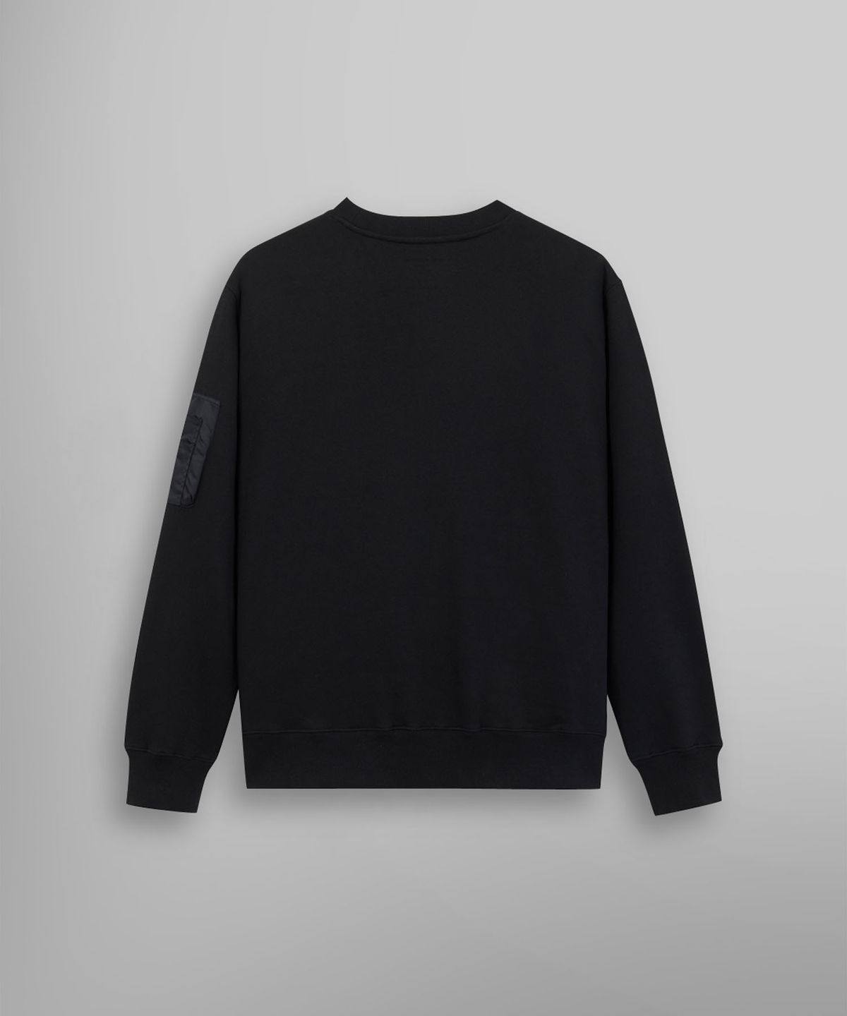 알파 인더스트리(ALPHA INDUSTRIES) 유틸리티 포켓 크루 릴렉스 핏 스웻셔츠 블랙