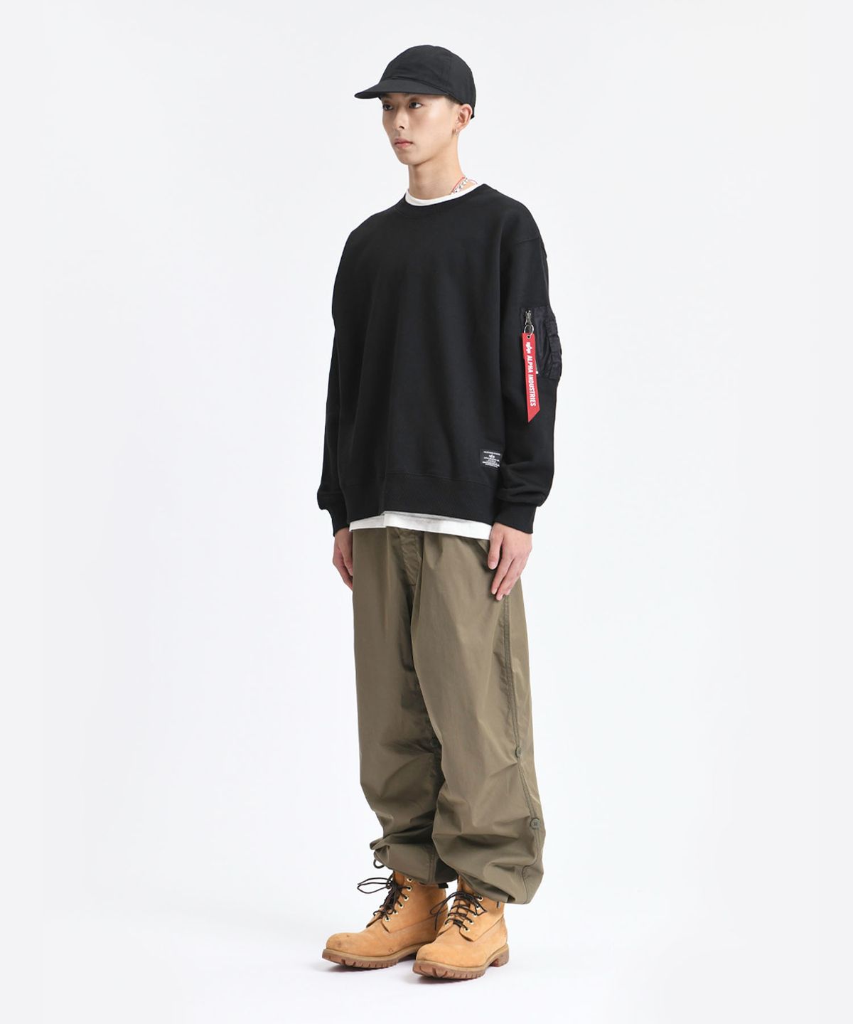 알파 인더스트리(ALPHA INDUSTRIES) 유틸리티 포켓 크루 릴렉스 핏 스웻셔츠 블랙