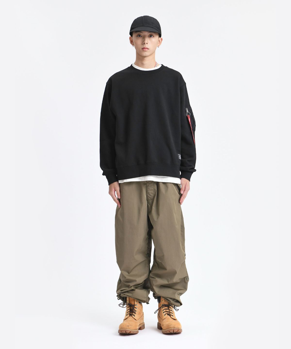 알파 인더스트리(ALPHA INDUSTRIES) 유틸리티 포켓 크루 릴렉스 핏 스웻셔츠 블랙