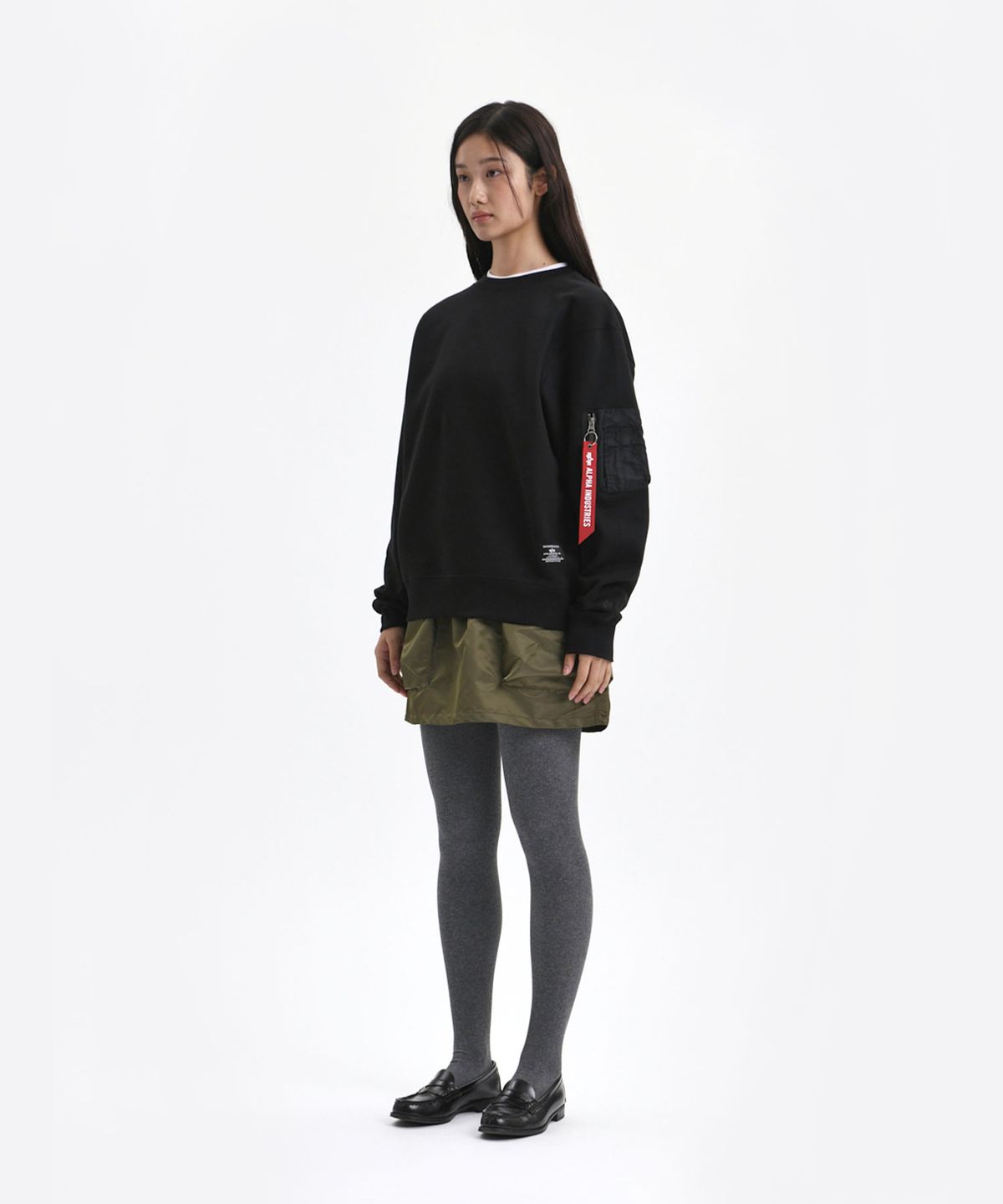 알파 인더스트리(ALPHA INDUSTRIES) 유틸리티 포켓 크루 릴렉스 핏 스웻셔츠 블랙
